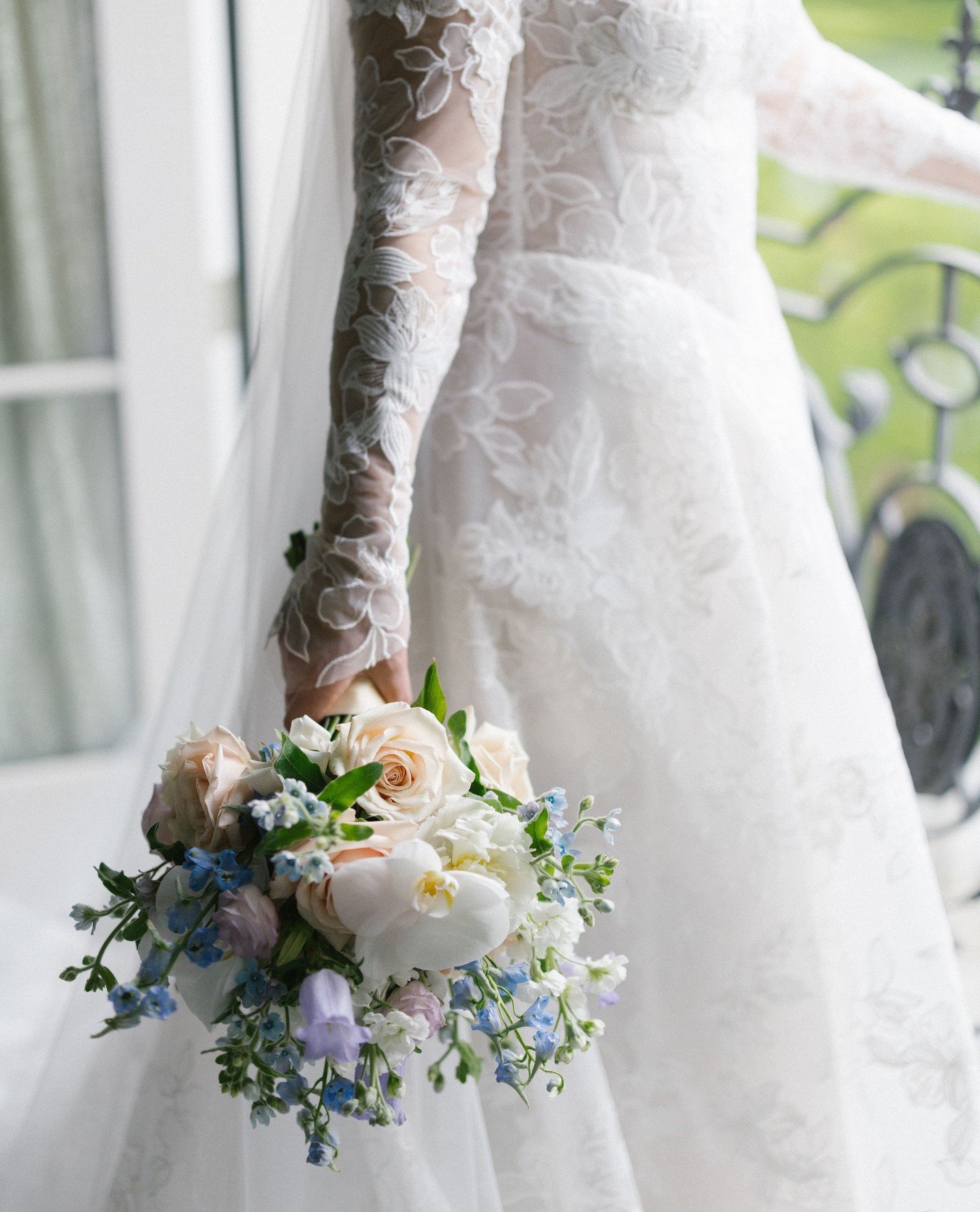 Can't stop staring at Janelle's bouquet 🤩⁠
⁠
@parkchateau⁠
@jordanbrianstudios⁠
⁠
#wedding #weddinginspiration #weddingflowers #florist #flowers