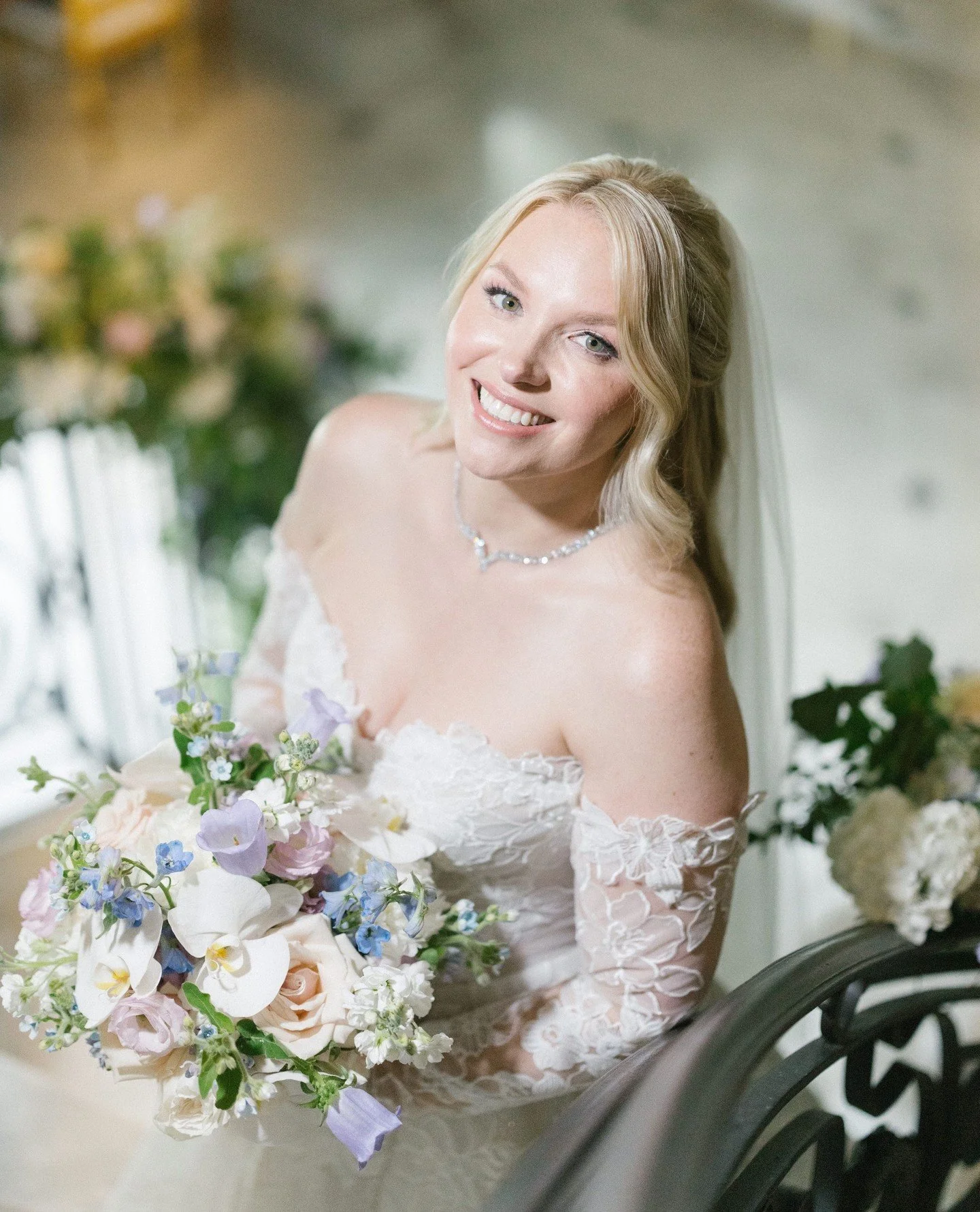 our beautiful bride, Janelle ✨️⁠
⁠
@parkchateau⁠
@jordanbrianstudios⁠
⁠
#wedding #weddinginspiration #weddingflowers #florist #flowers
