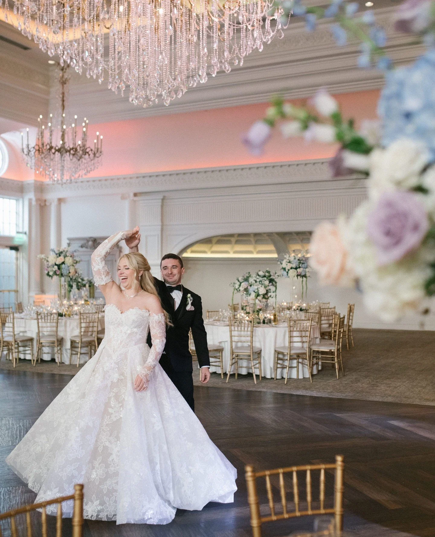 ⁠Dancing into forever⁠
⁠
@parkchateau⁠
@jordanbrianstudios⁠
⁠
#wedding #weddinginspiration #weddingflowers #florist #flowers