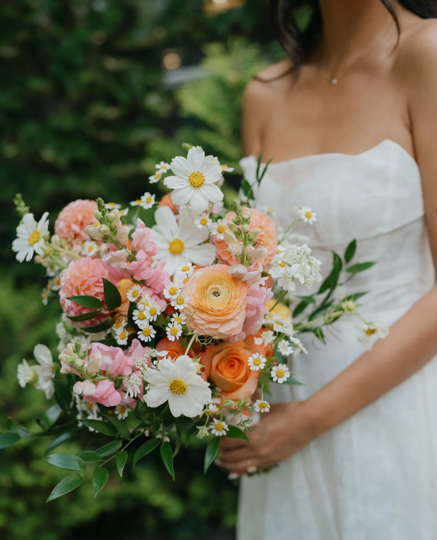 spring sweetness 🦢 will forever be awestruck by the beauty of gorgeous blooms exquisitely curated and crafted into works of art like this ⁠
⁠
at @northshorehouse⁠
Captured by the lovely @adamokimatsuphotography⁠
⁠
#wedding #weddinginspiration #weddi