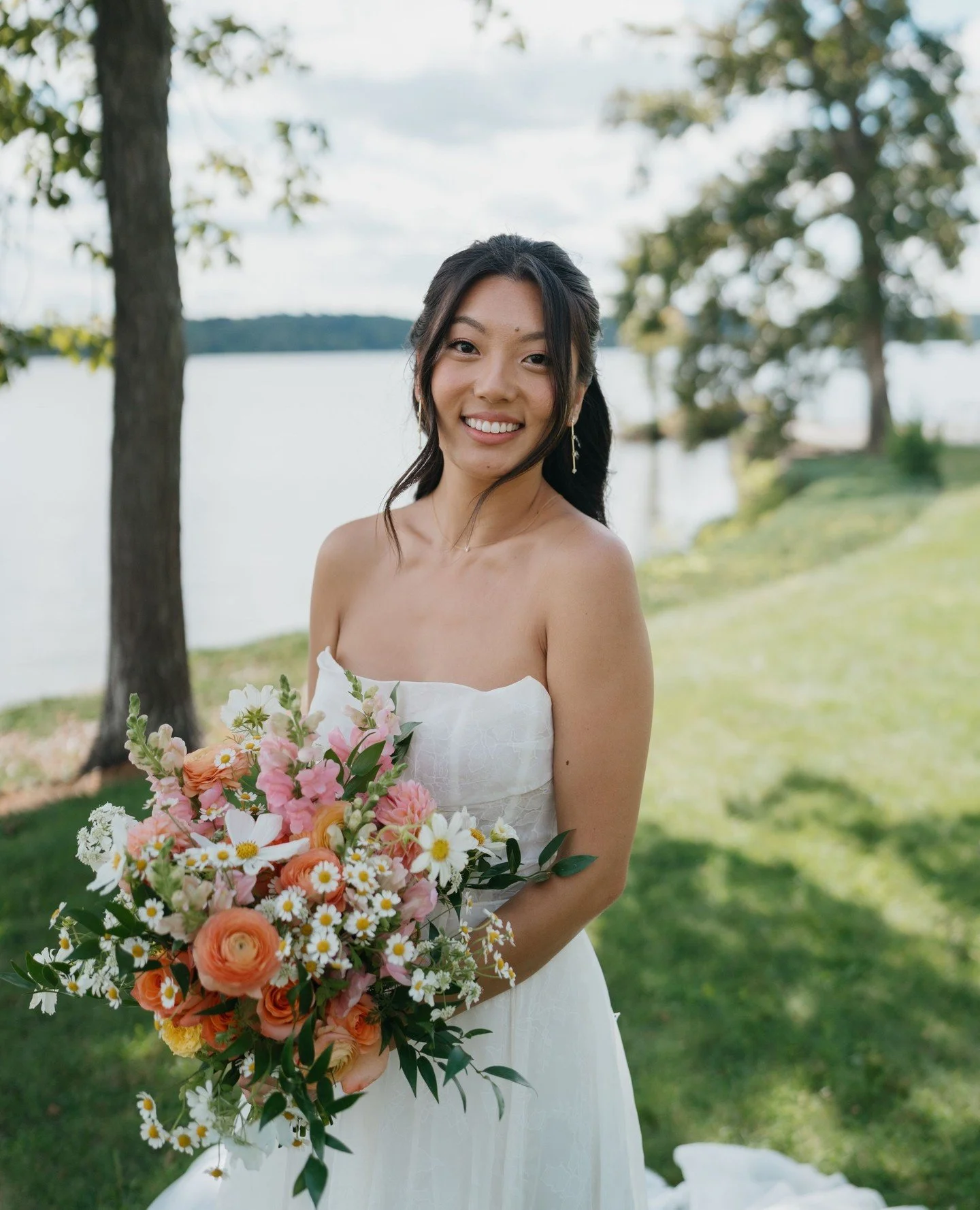 Our gorgeous girl, Emily 💫⁠
⁠
at @northshorehouse⁠
Captured by the lovely @adamokimatsuphotography⁠
⁠
#wedding #weddinginspiration #weddingflowers #florist #flowers