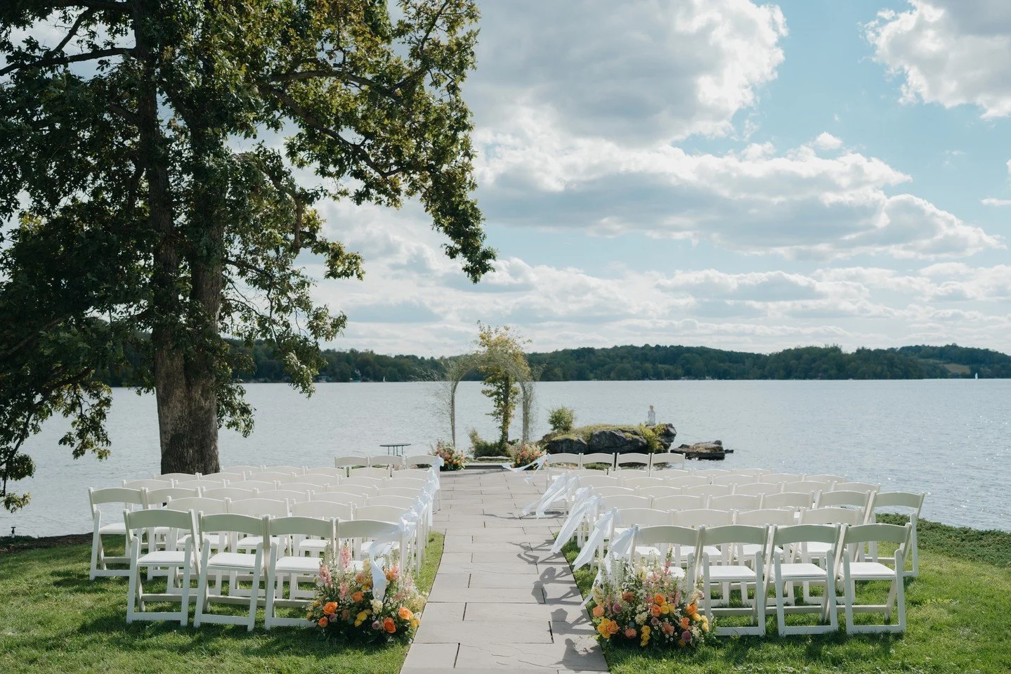 The most idyllic lakeside ceremony✨️⁠
⁠
at @northshorehouse⁠
Captured by the lovely @adamokimatsuphotography⁠
⁠
#wedding #weddinginspiration #weddingflowers #florist #flowers