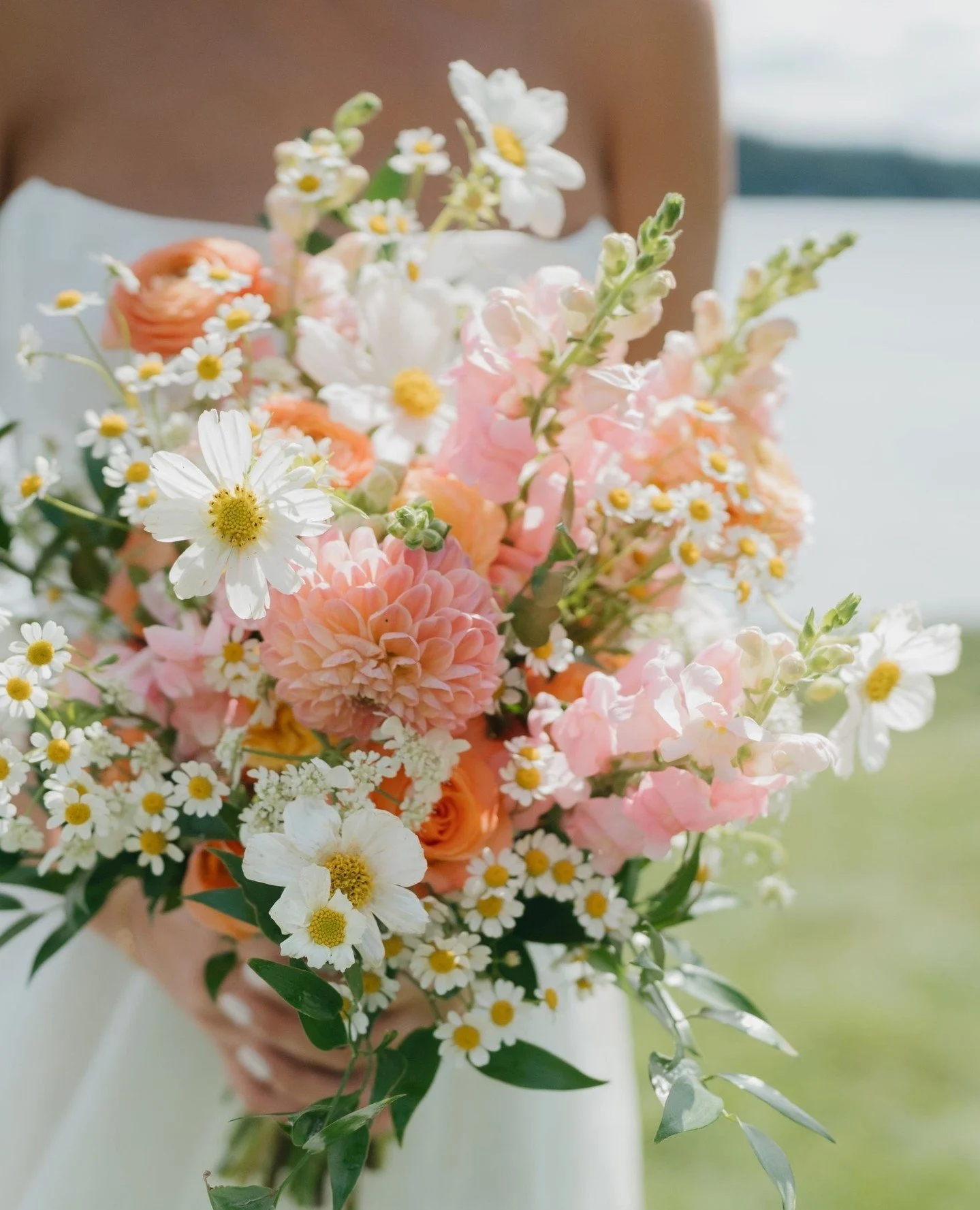 The dreamiest texture 💫⁠
⁠
at @northshorehouse⁠
Captured by the lovely @adamokimatsuphotography⁠
⁠
#wedding #weddinginspiration #weddingflowers #florist #flowers