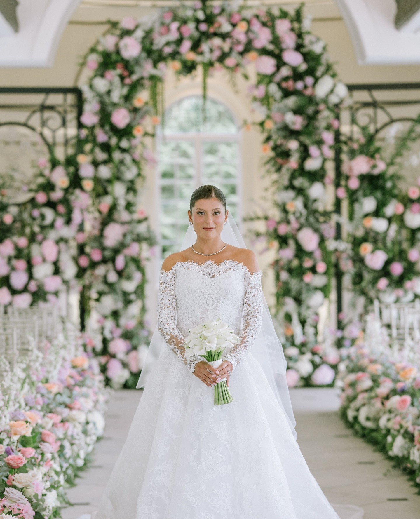 Our radiant girl, Jacqueline 💫⁠
⁠
@katetestaphotography⁠
@shadowbrooknj⁠
@jennyorsini⁠
@michelleeliseartistry⁠
@moniquelhuillier⁠
⁠
#weddinginspiration #flowers #weddingflowers #florist
