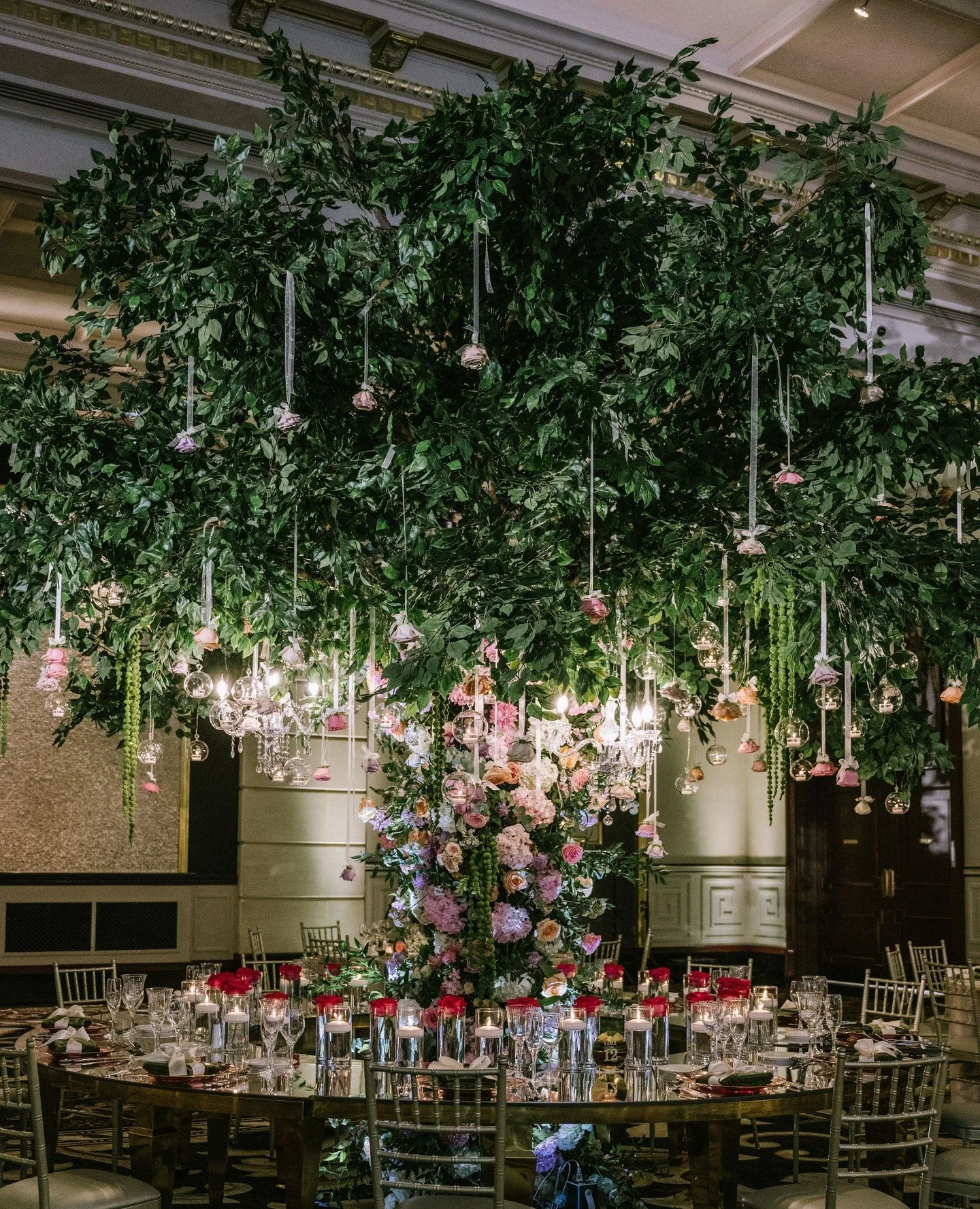 Next level showstopper💫⁠
⁠
@katetestaphotography⁠
@shadowbrooknj⁠
@jennyorsini⁠
@michelleeliseartistry⁠
@moniquelhuillier⁠
@offbeetproductions⁠
⁠
#weddinginspiration #flowers #weddingflowers #florist⁠