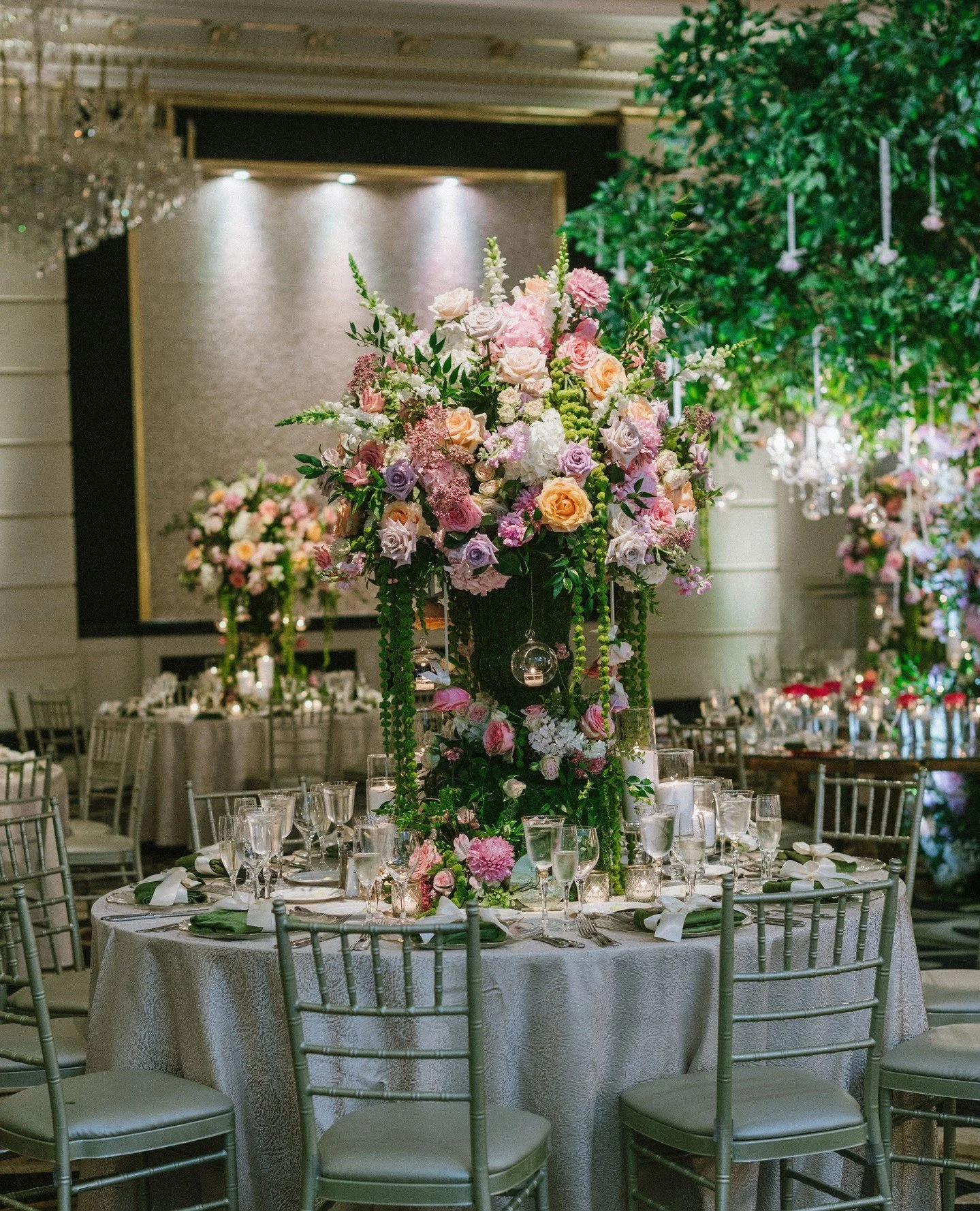 Growing a garden in the ballroom 🌷⁠
⁠
@katetestaphotography⁠
@shadowbrooknj⁠
@jennyorsini⁠
@michelleeliseartistry⁠
@moniquelhuillier⁠
@offbeetproductions⁠
⁠
#weddinginspiration #flowers #weddingflowers #florist⁠
