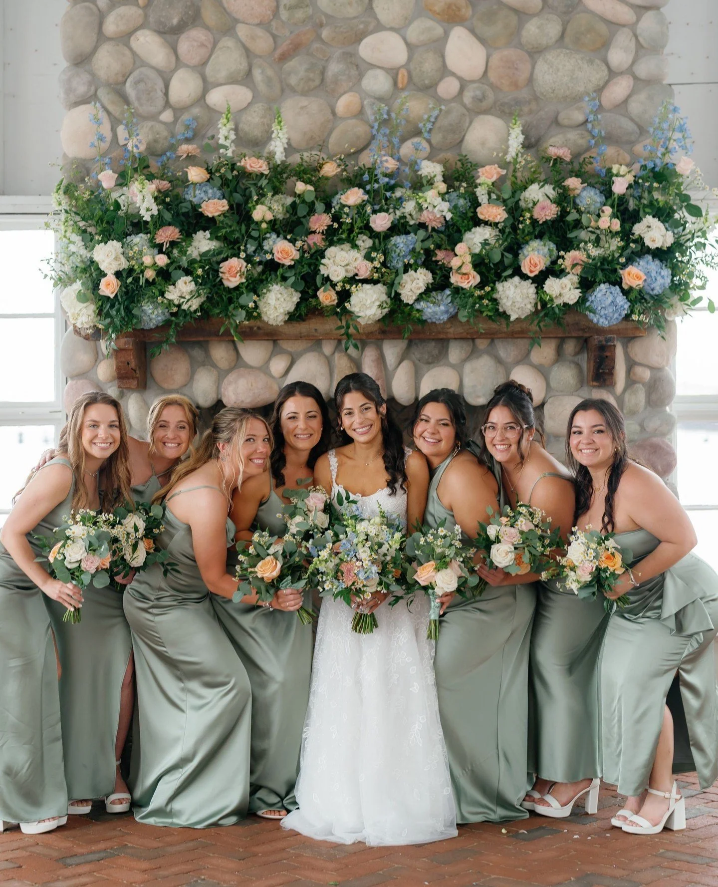 Family moments💫⁠
⁠
@magdalenastudios⁠
@mallardislandestate⁠
⁠
#flowers #weddingflowers #weddinginspiration #florist #wedding