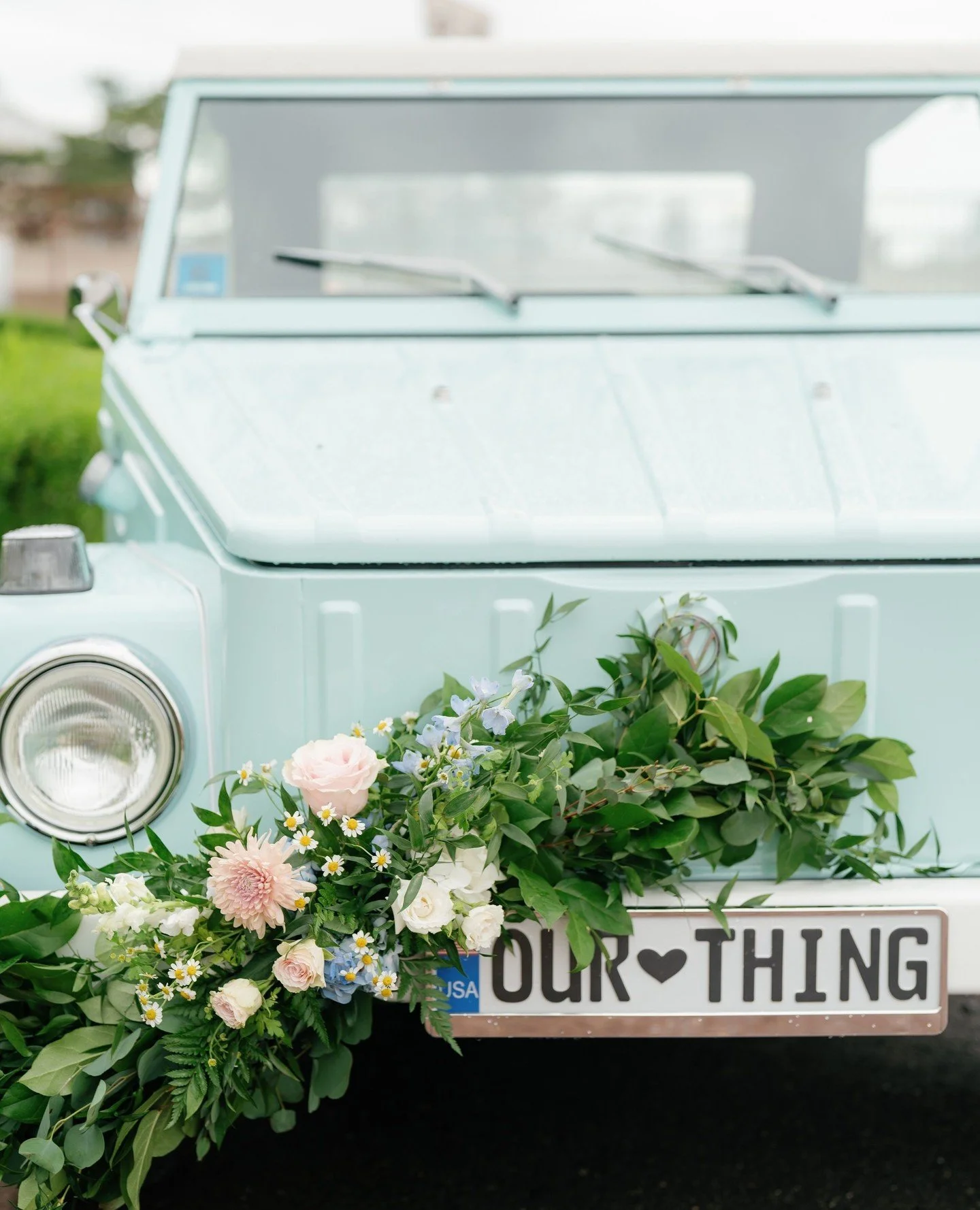 The most memorable wedding details happen in unexpected places🌷⁠
⁠
@magdalenastudios⁠
@mallardislandestate⁠
⁠
#flowers #weddingflowers #weddinginspiration #florist #wedding