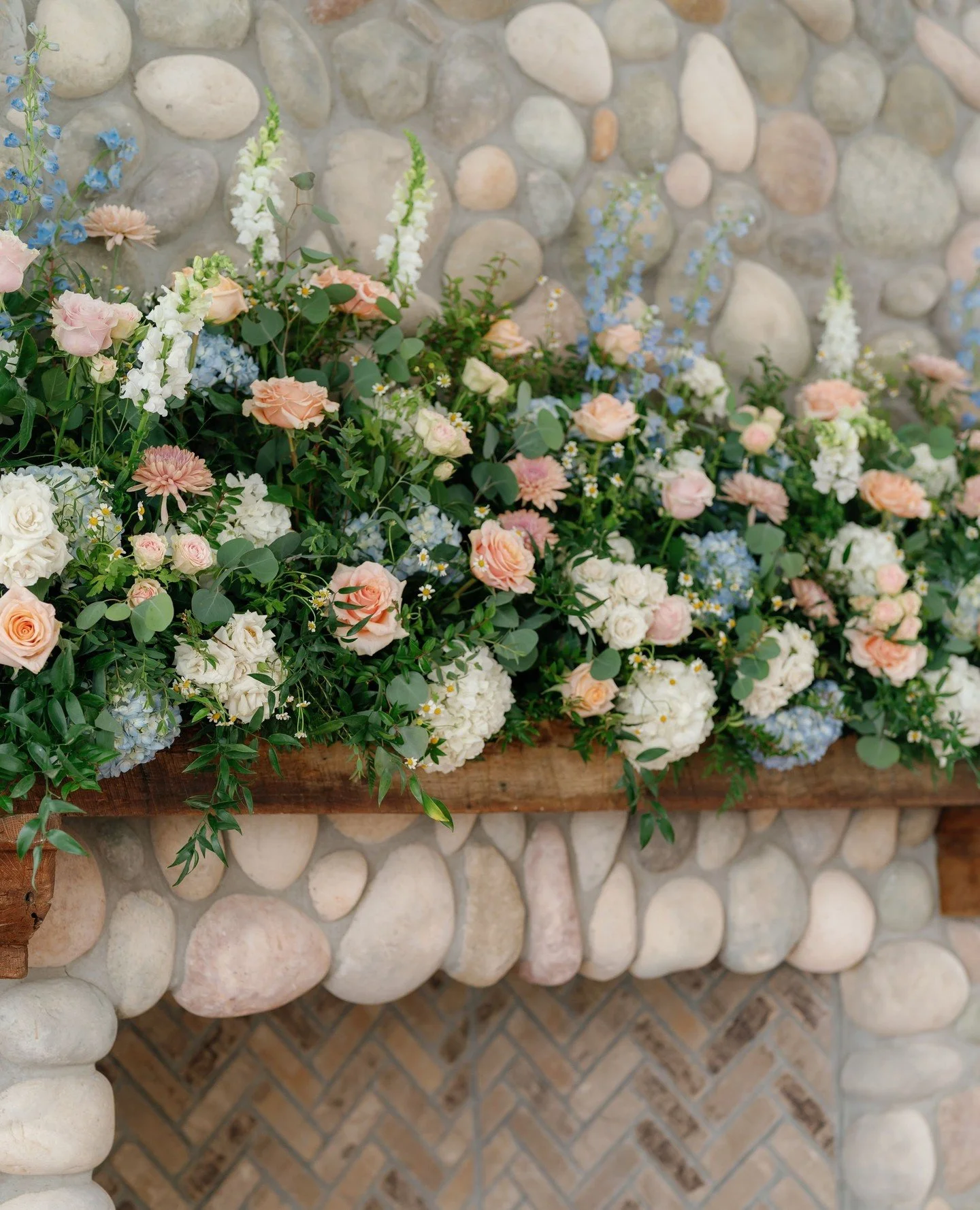 ⁠ceremony close-up 🌿⁠
⁠
@magdalenastudios⁠
@mallardislandestate⁠
⁠
#flowers #weddingflowers #weddinginspiration #florist #wedding