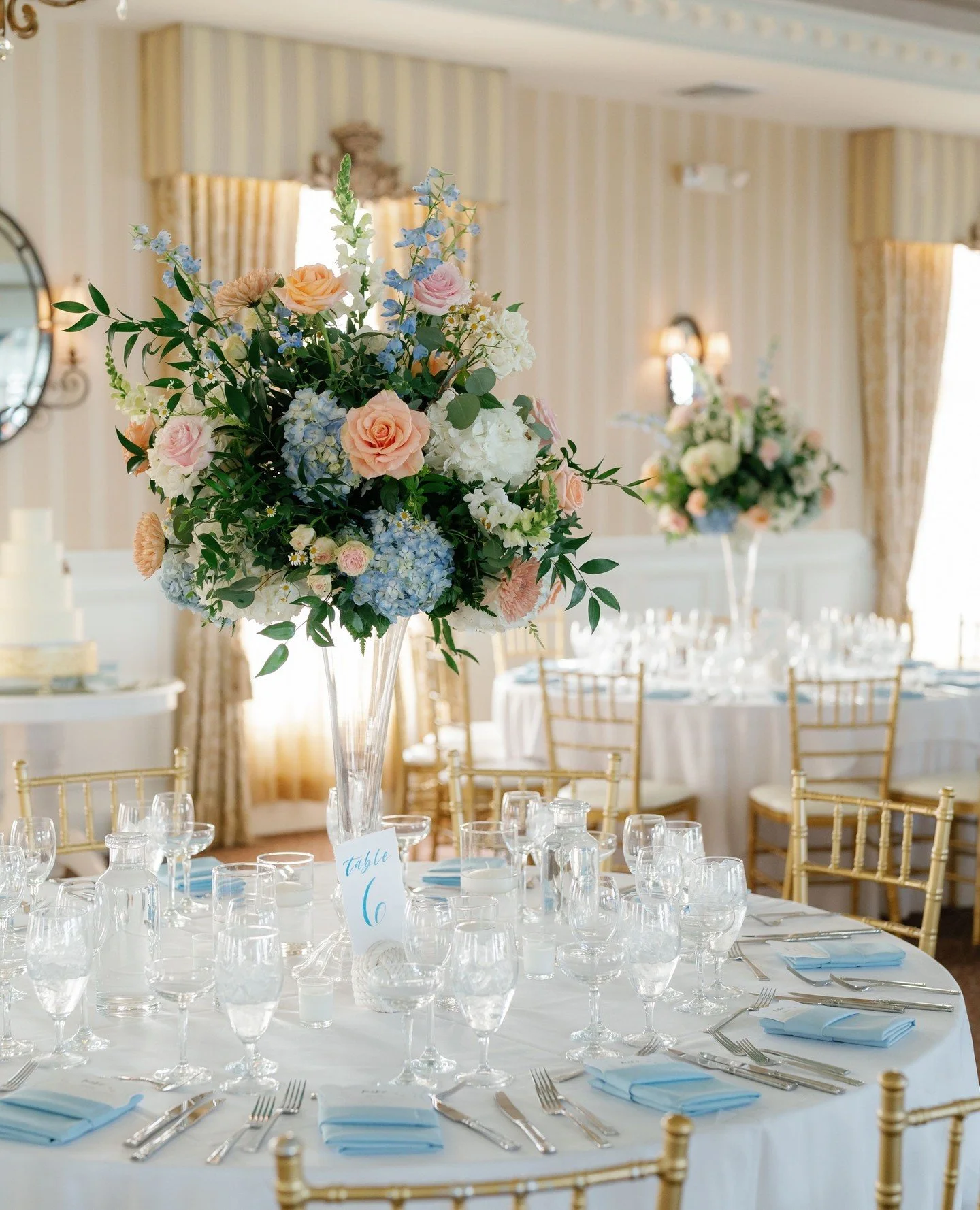 summer blooms🌷⁠
⁠
@magdalenastudios⁠
@mallardislandestate⁠
⁠
#flowers #weddingflowers #weddinginspiration #florist #wedding