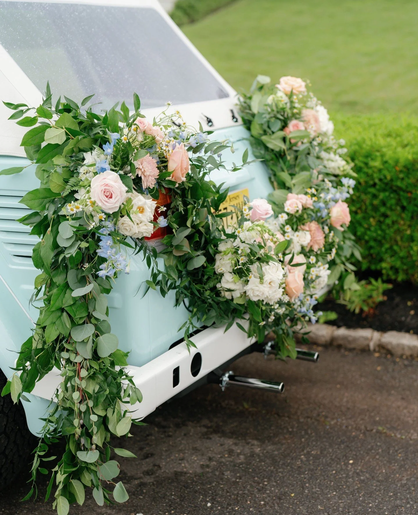 A little something for the getaway car⁠✨️⁠
⁠
@magdalenastudios⁠
@mallardislandestate⁠
⁠
#flowers #weddingflowers #weddinginspiration #florist #wedding