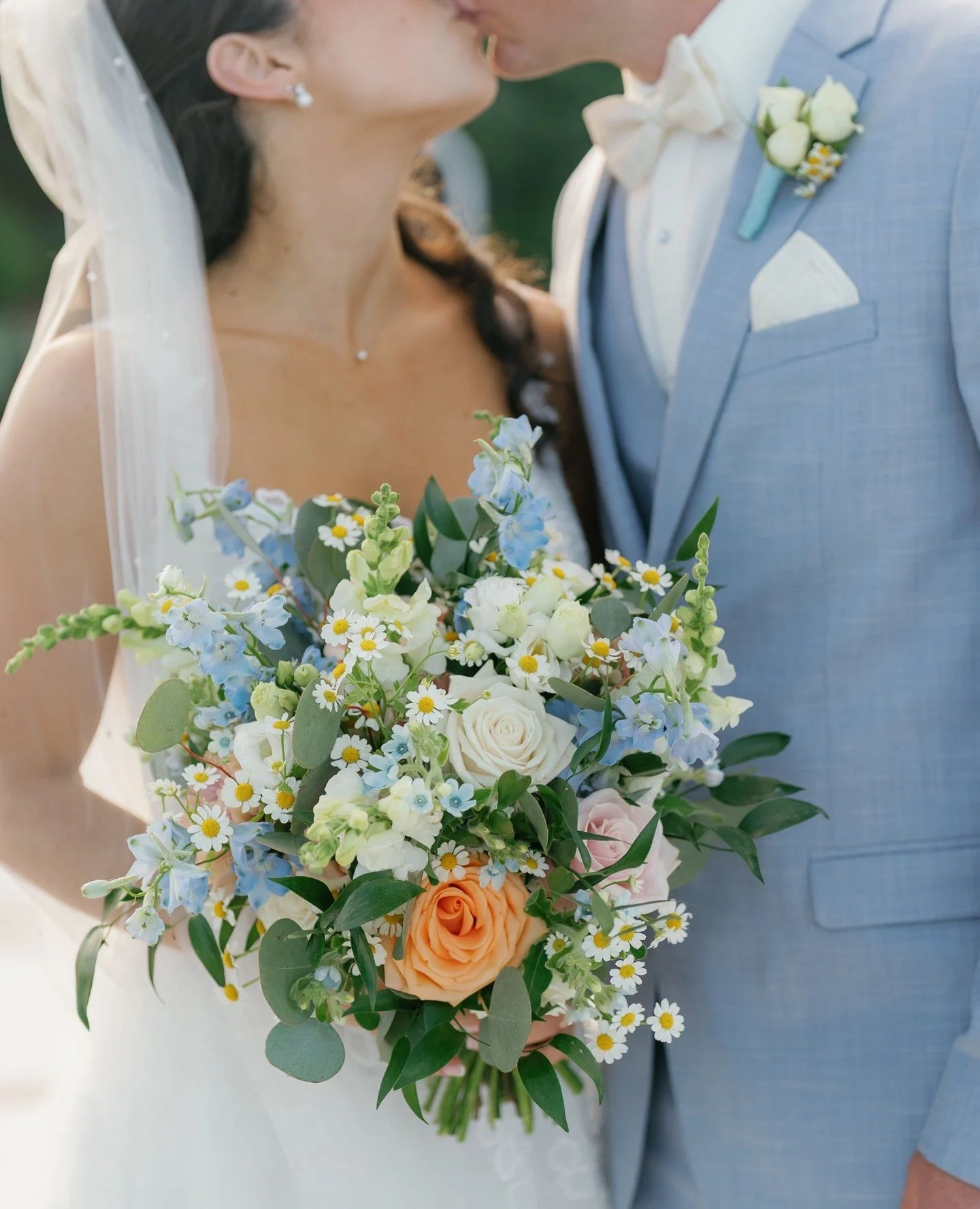 This bouquet and boutonniere, a match made in heaven 💫⁠
⁠
@magdalenastudios⁠
@mallardislandestate⁠
⁠
#flowers #weddingflowers #weddinginspiration #florist #wedding