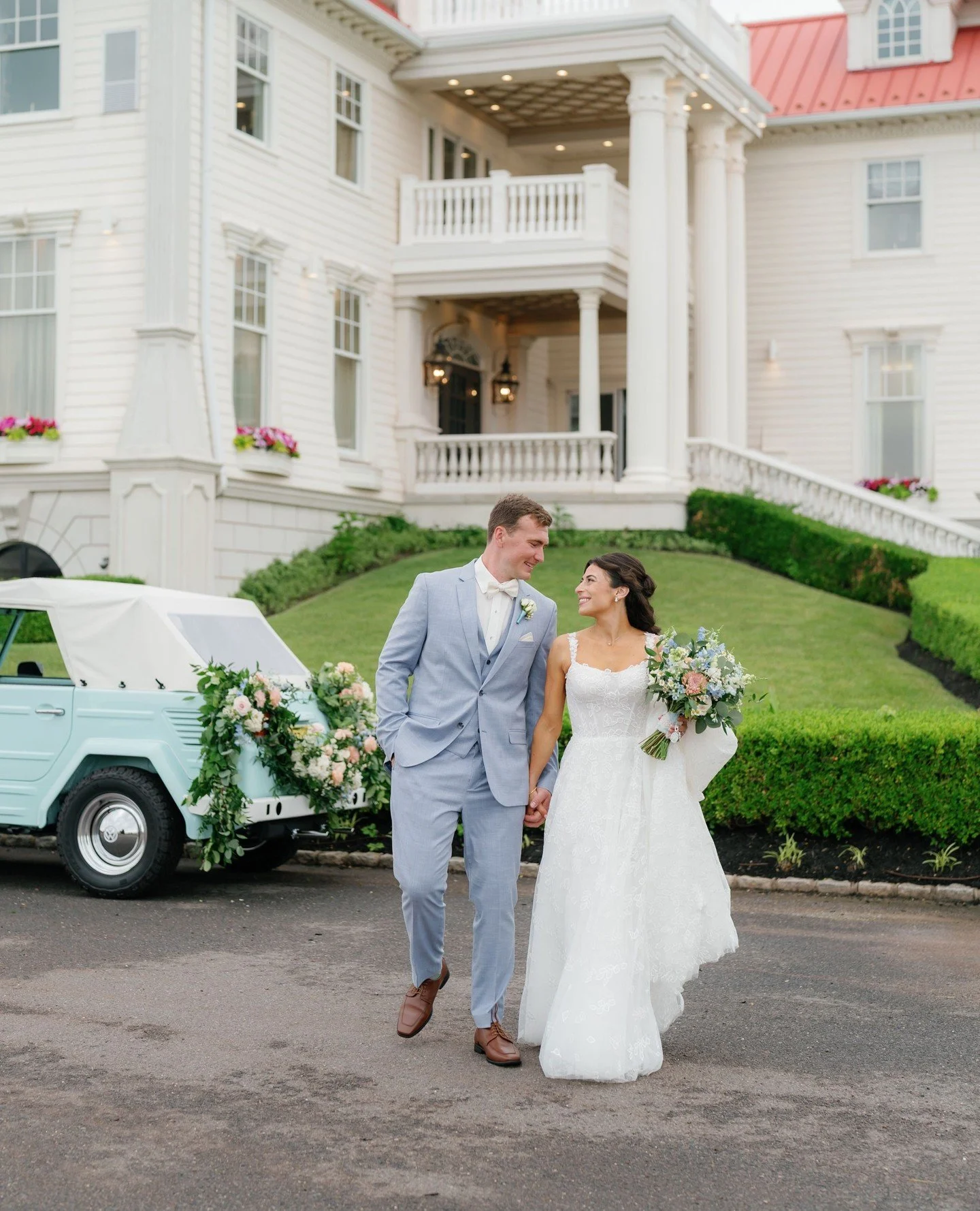 ⁠J+R, full gallery on our website! Link in bio⁠
⁠
@magdalenastudios⁠
@mallardislandestate⁠
⁠
#flowers #weddingflowers #weddinginspiration #florist #wedding