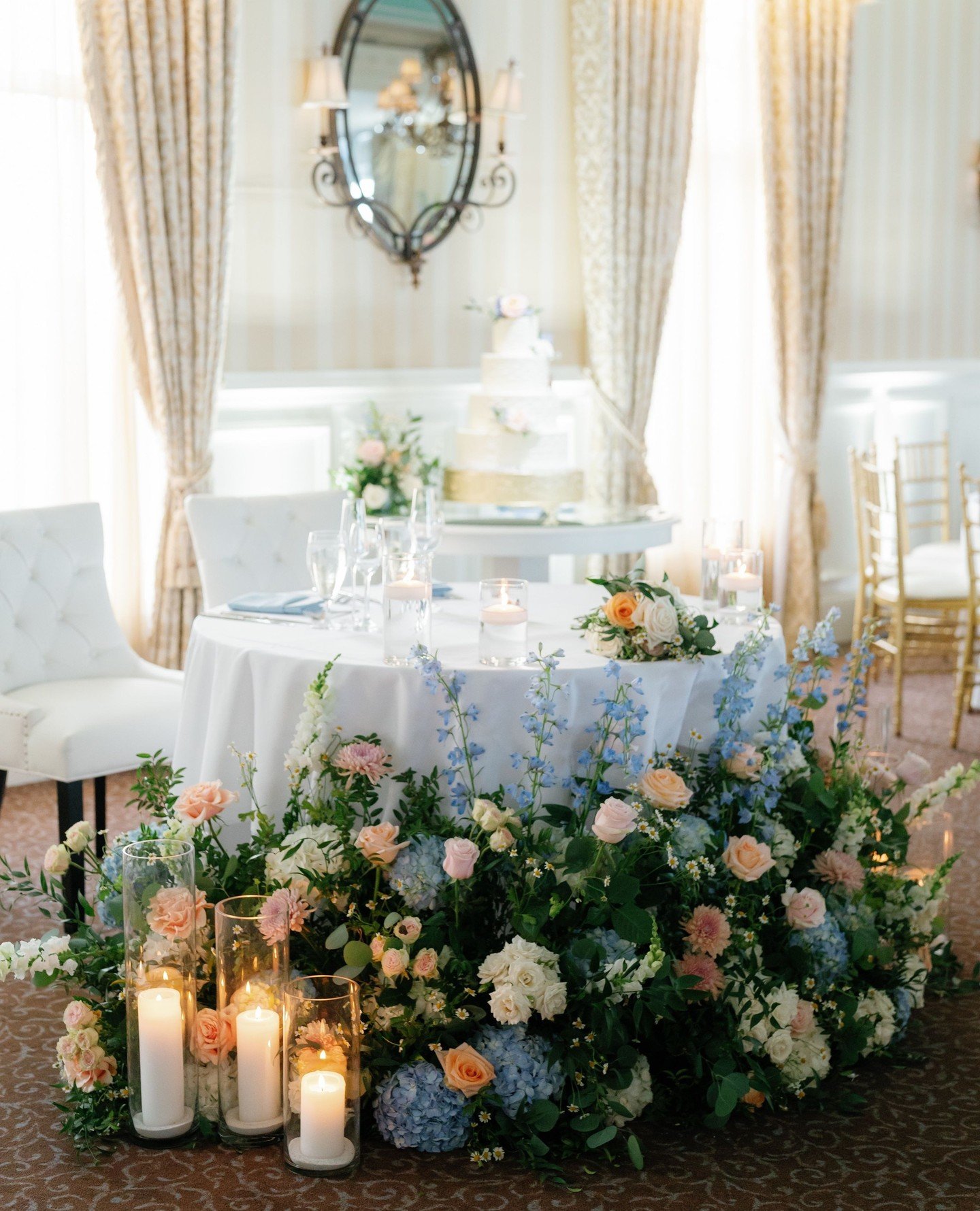🥂⁠
⁠
@magdalenastudios⁠
@mallardislandestate⁠
⁠
#flowers #weddingflowers #weddinginspiration #florist #wedding