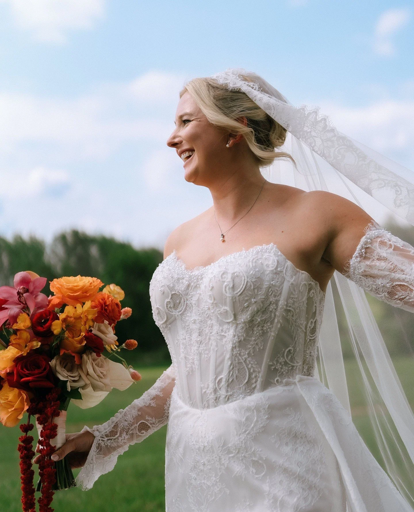 Our breathtaking bride, Nadia ✨️⁠
⁠
@ellestudios⁠
@bearbrookvalley⁠
⁠
#wedding #weddinginspiration #weddingflowers #flowers #florist