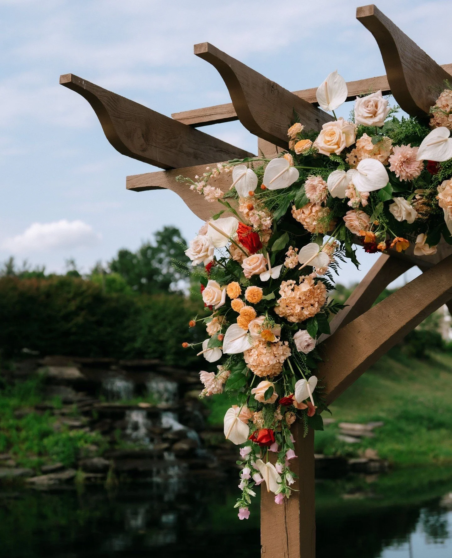 ⁠
⁠
@ellestudios⁠
@bearbrookvalley⁠
⁠
#wedding #weddinginspiration #weddingflowers #flowers #florist