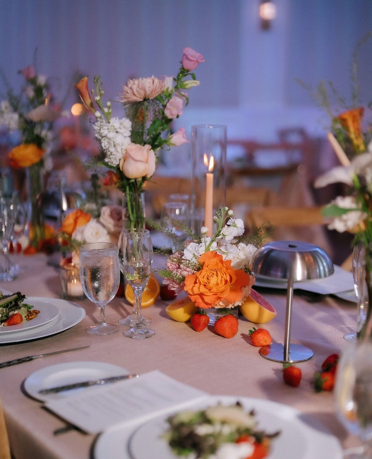 The sweetest touch of fruit &amp; florals 🍊 ⁠
⁠
@ellestudios⁠
@bearbrookvalley⁠
⁠
#wedding #weddinginspiration #weddingflowers #flowers #florist