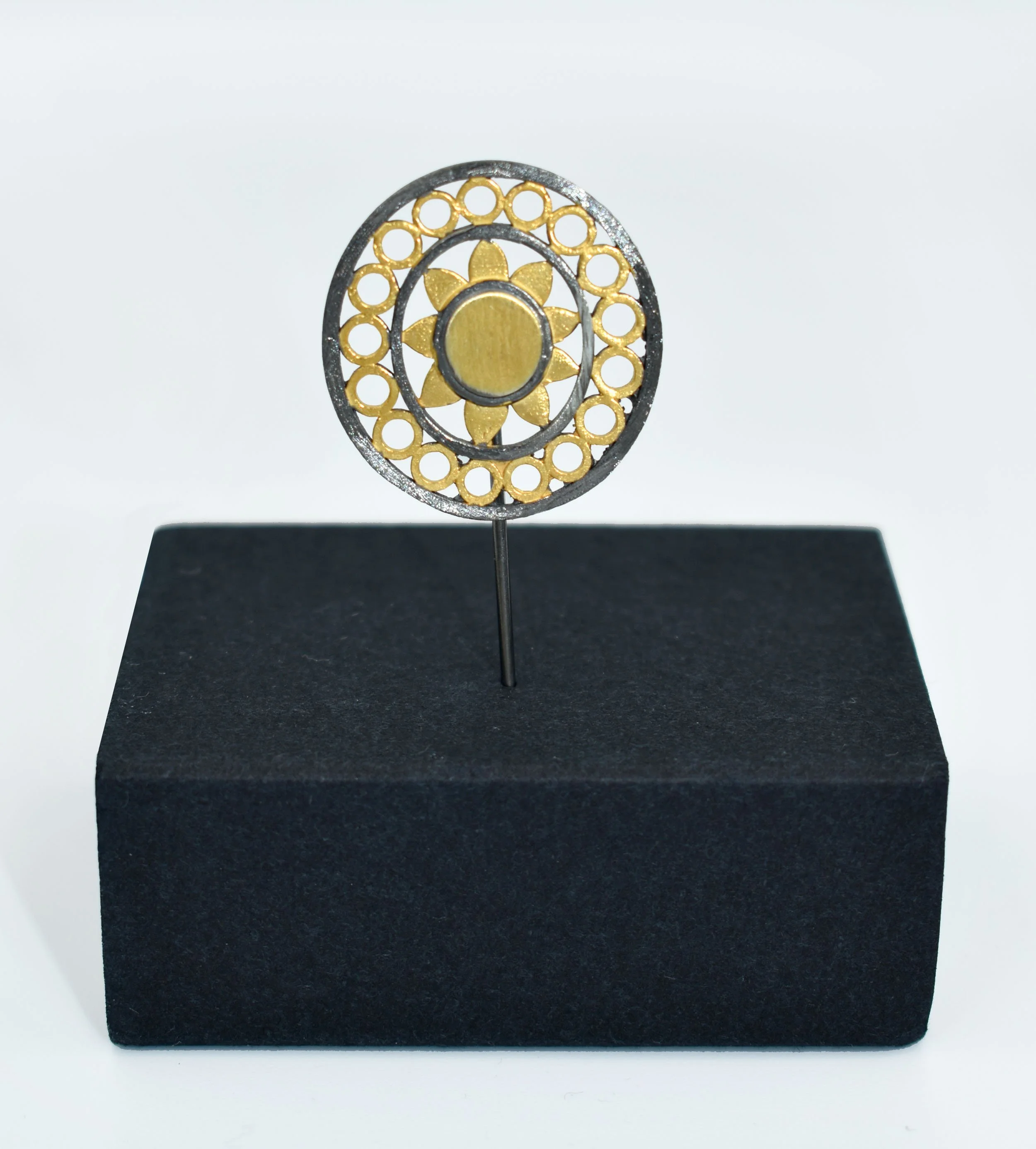 helios brooch black+gold-DSC_3077.jpg