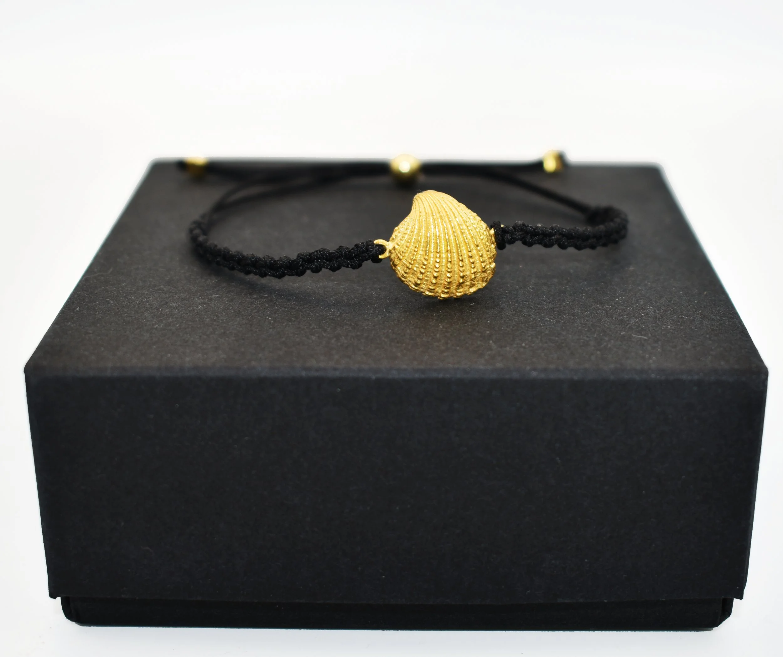 small shell bracelet gold-DSC_4877.jpg