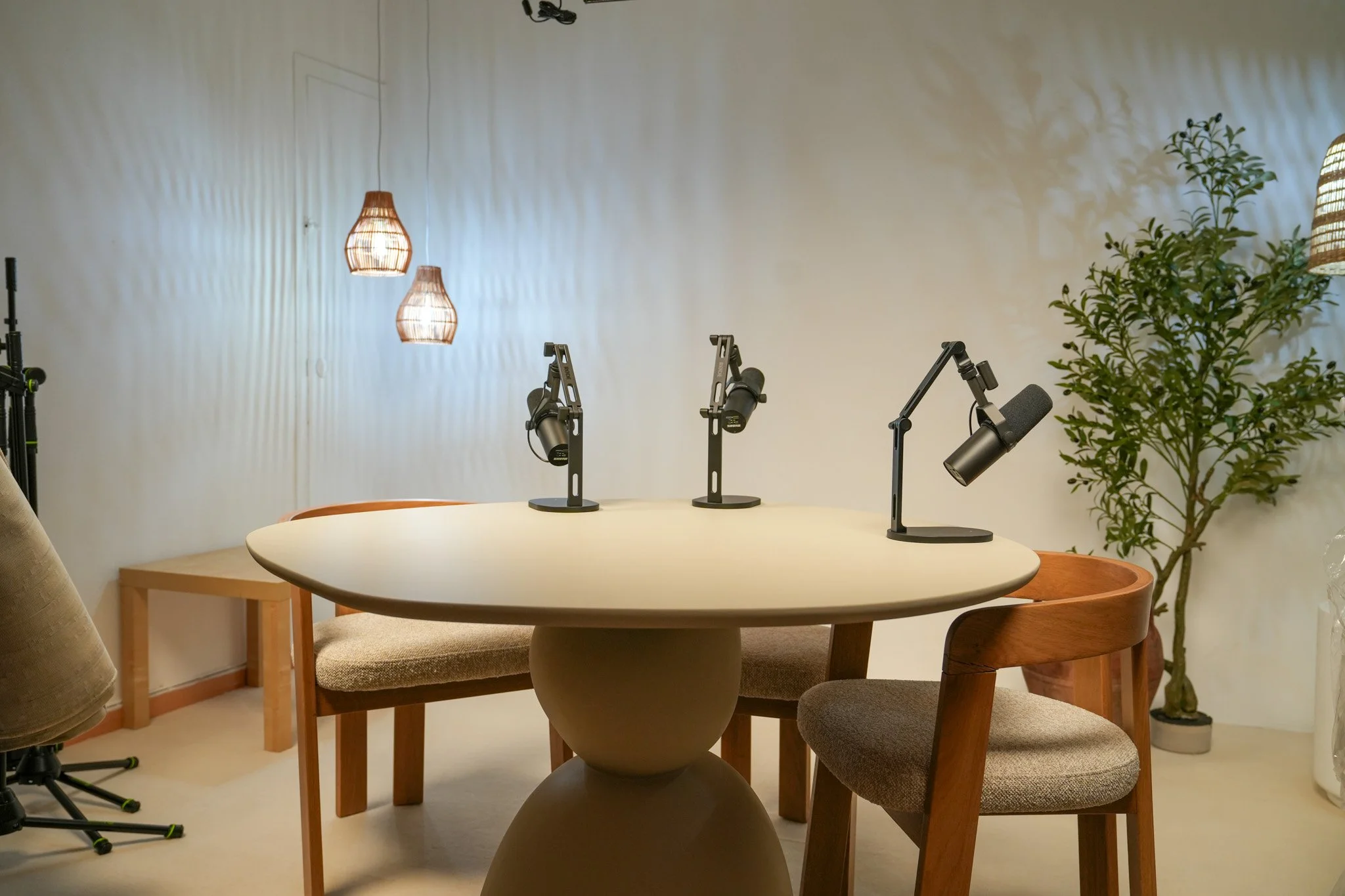 Mesa de grabación de podcast con micrófonos en estudio profesional en Barcelona