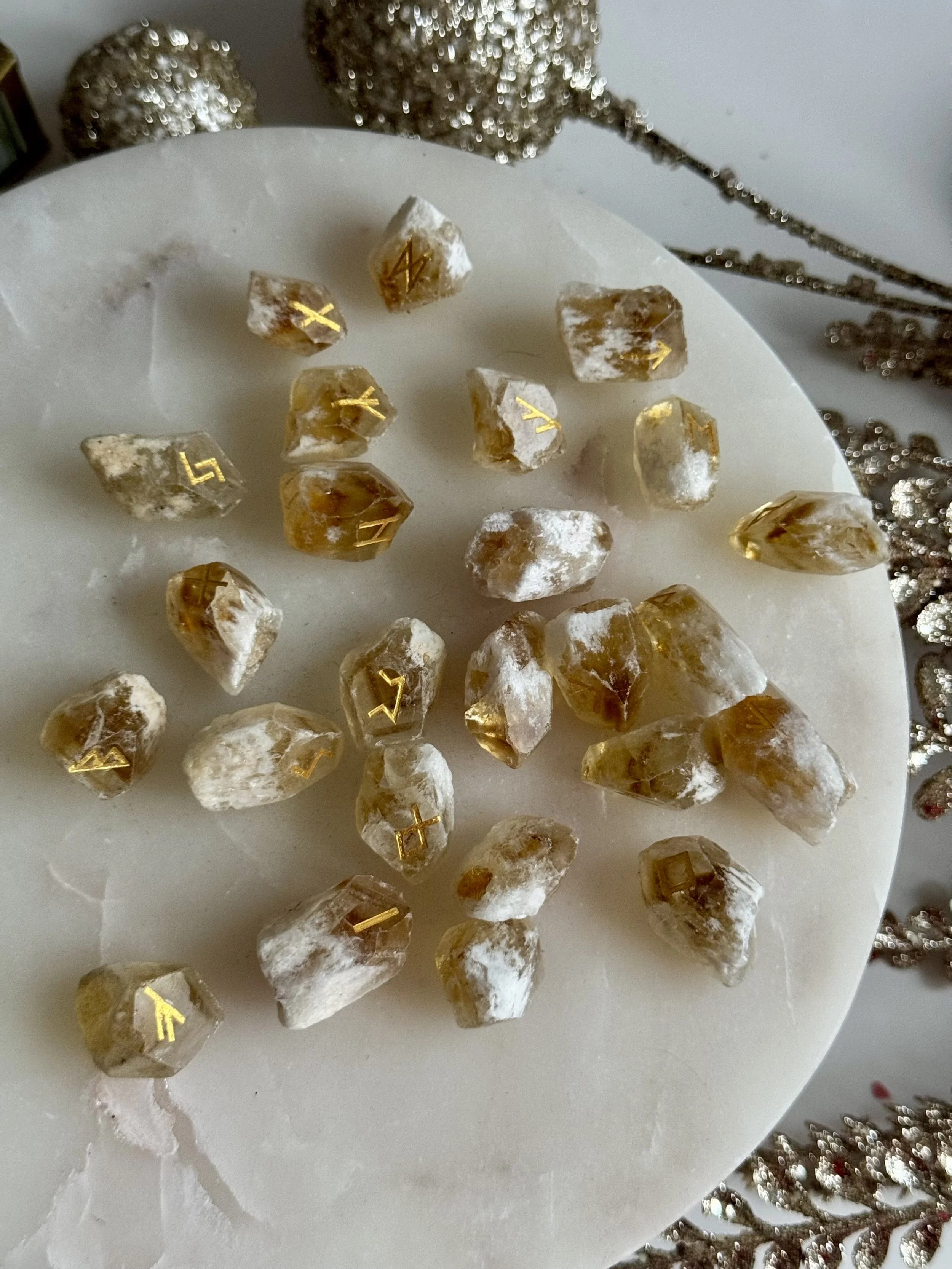 Rune sculptate in citrin brut 