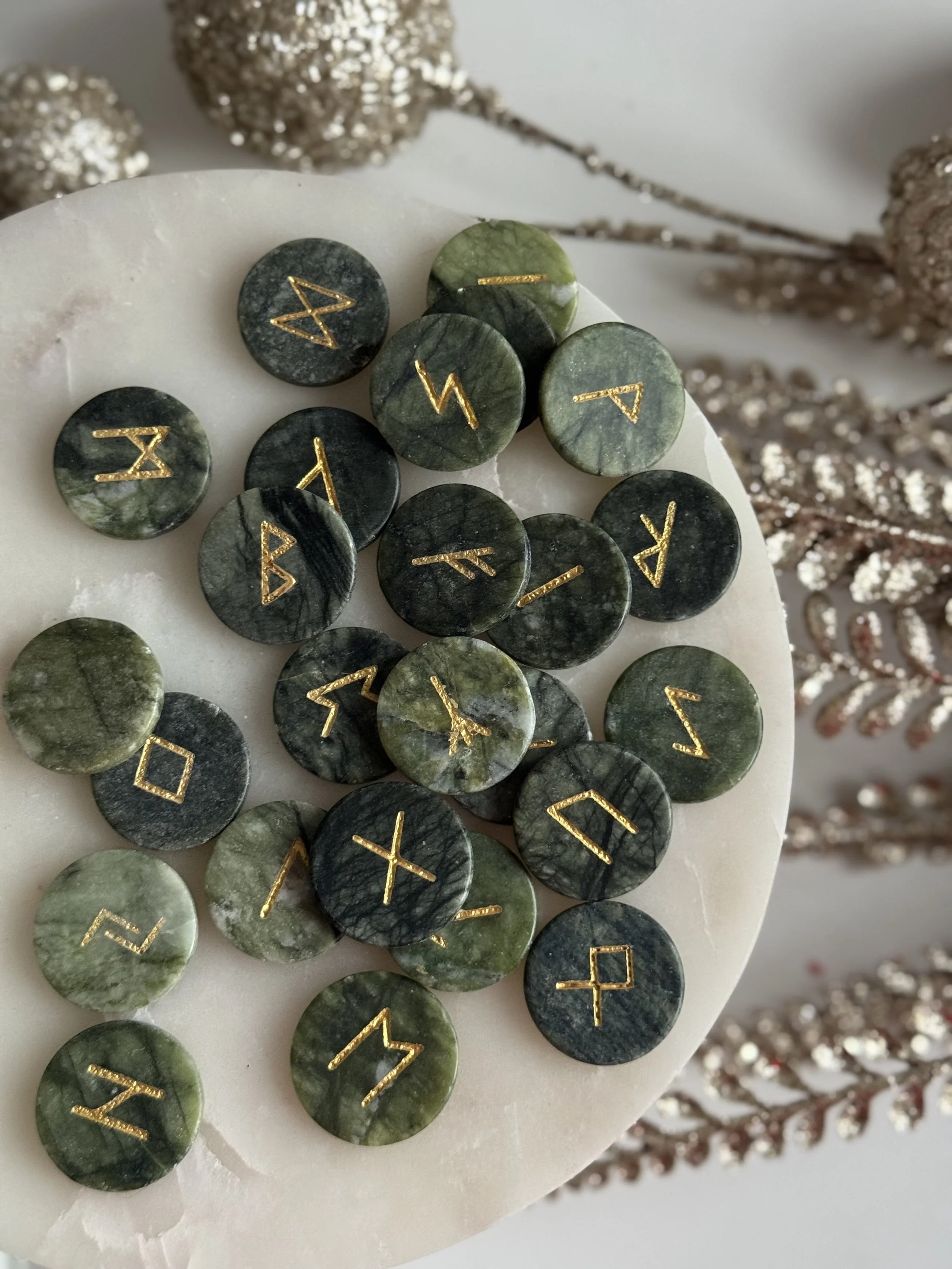 Rune sculptate in Jad 