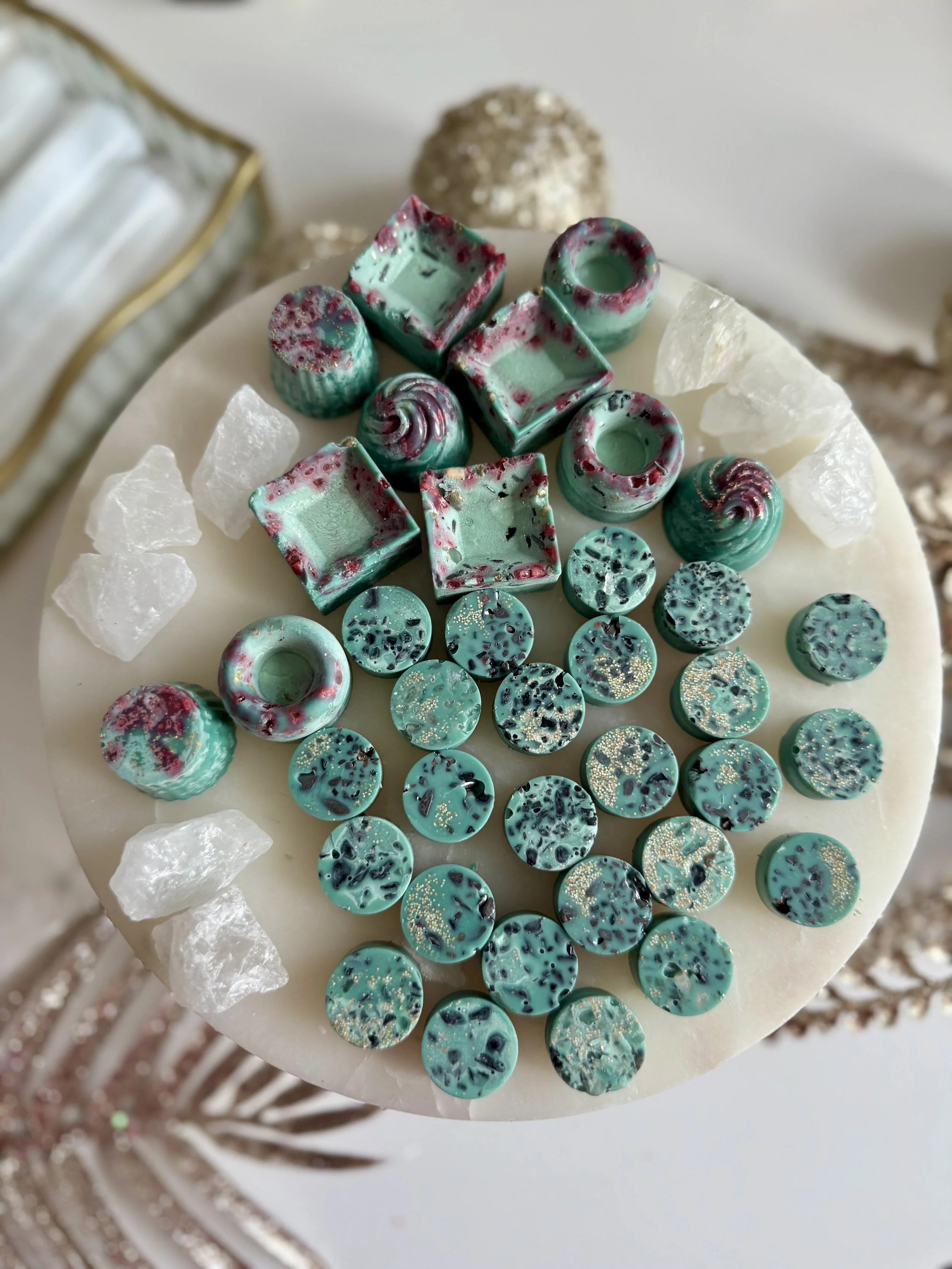 Ceara naturala de soia ritualizata - Abundenta -  cu Tamaie de Rege, uleiuri esentiale naturale provenienta India, plante naturale si chips-uri de cristale 