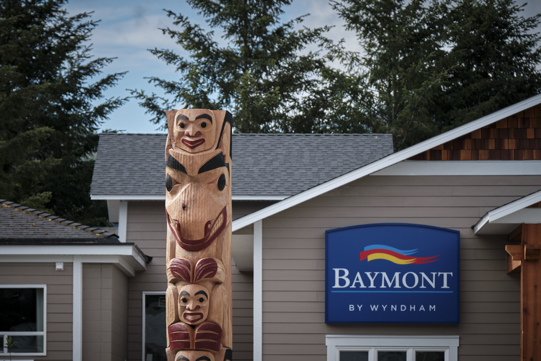 An image of the hotel and totem pole