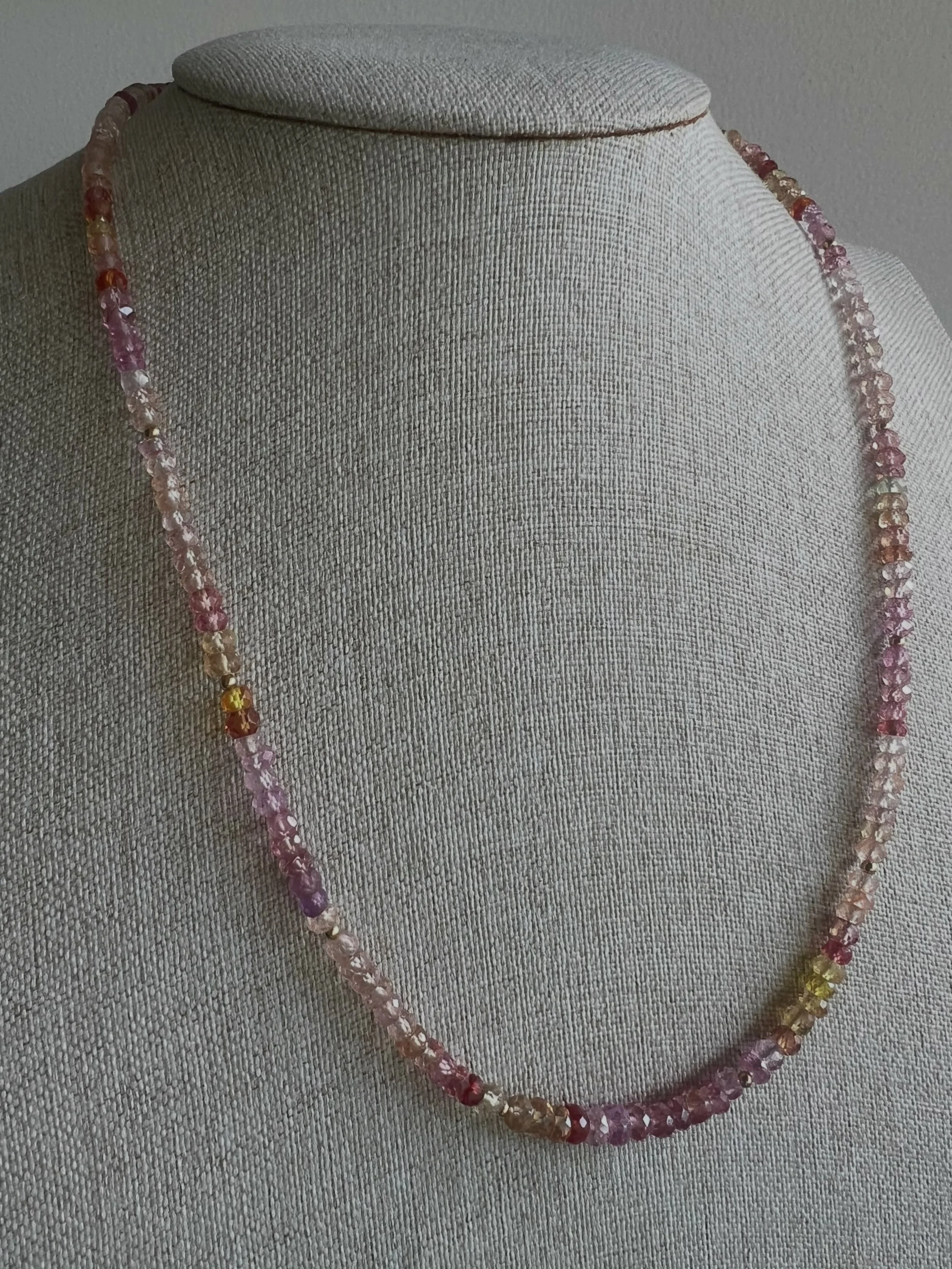 Zafiros que cuentan una historia. Luce la calidez de los zafiros en tono naranja y Rosa en espectacular gargantilla.  #zafirosnaturales #gargantilladeoro #altajoyeria #joyeriaartesanal #joyasdedise&ntilde;o