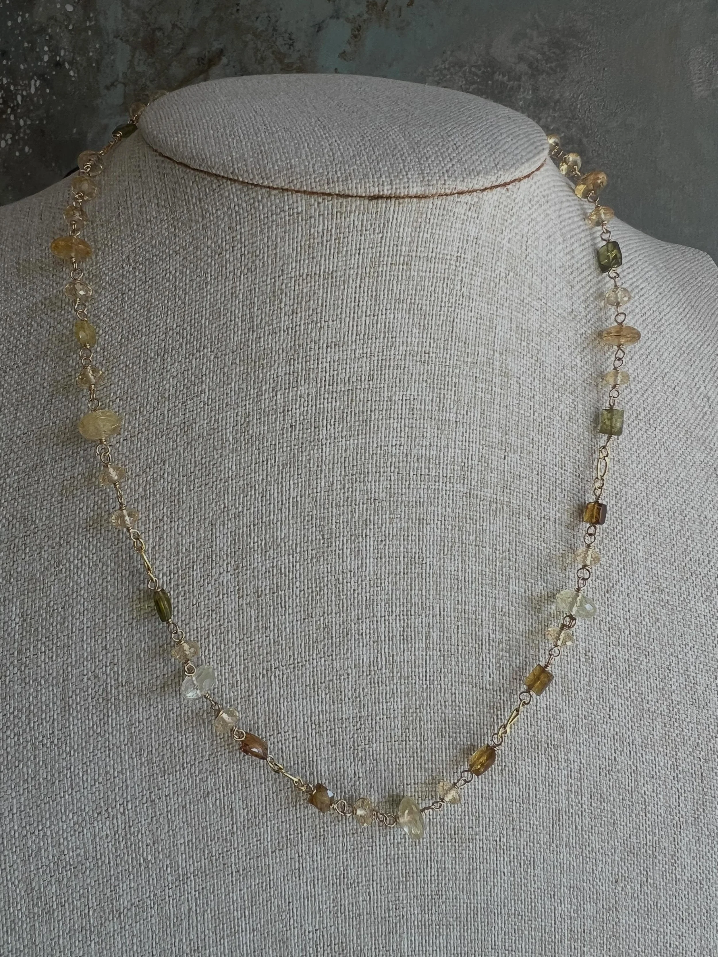 Gargantilla tejida con piedras semipreciosas en tonalidades amarillas y verdes. Broche en oro de 14k. Dise&ntilde;o lleno de color y contrastes creando movimiento y frescura. Pieza &uacute;nica perfecta para acompa&ntilde;ar y mejorar cualquier momen