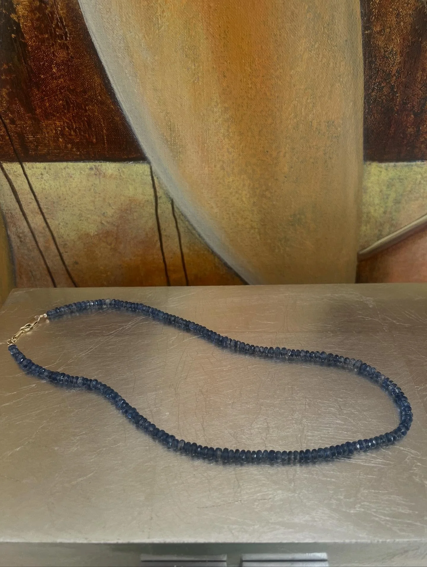 Hermoso Collar artesanal de Iolita con broche  en oro de 14k. La cuidadosa selecci&oacute;n de la piedra Iolita se distingue por su vibrante color y sus fascinantes tonos azules. Cada collar es &uacute;nico y elaborado en forma individual lo que gara