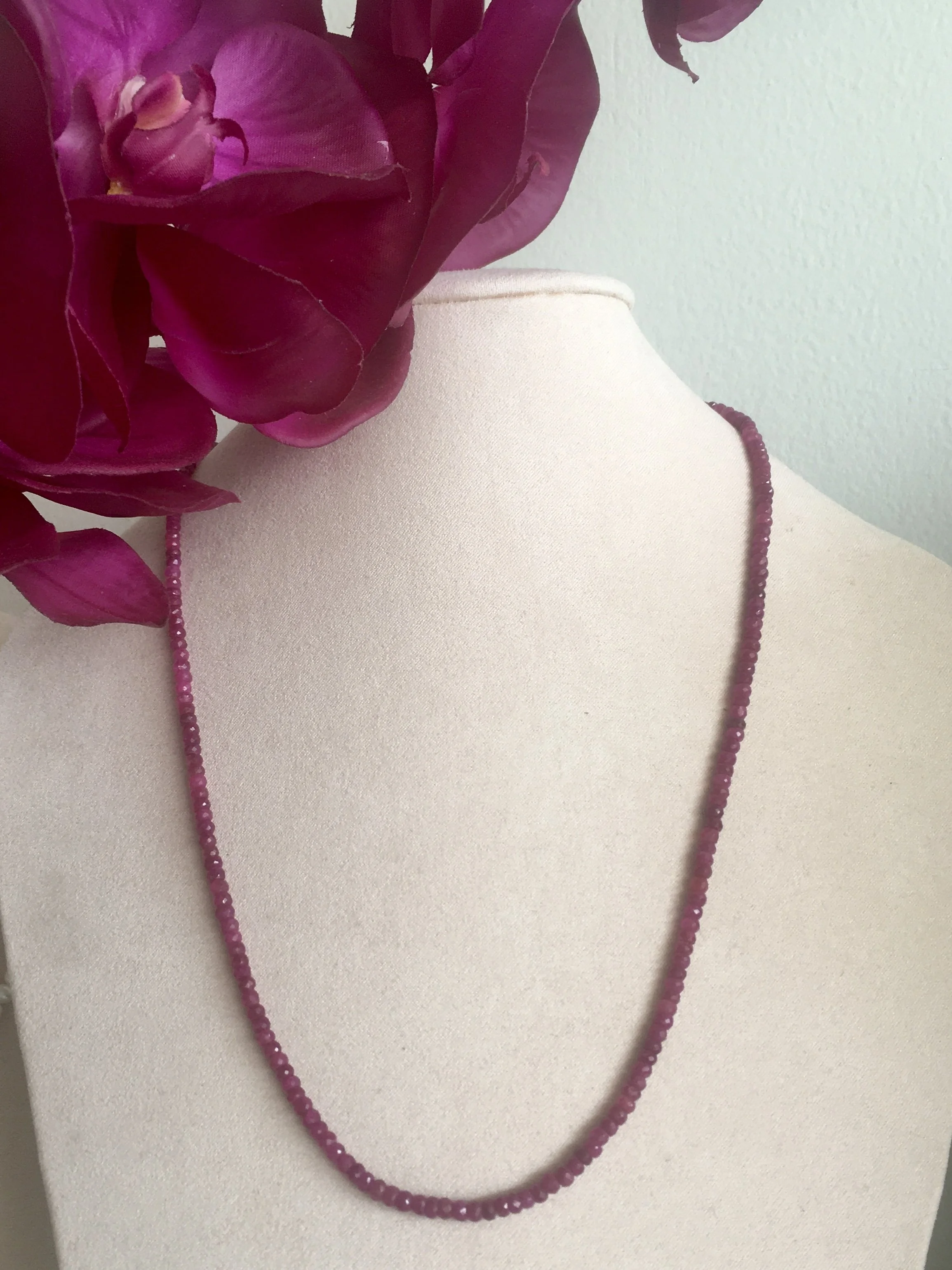 Collar de rubies. Ideal para usarlo sólo, combinado o para agregarle un colgante.