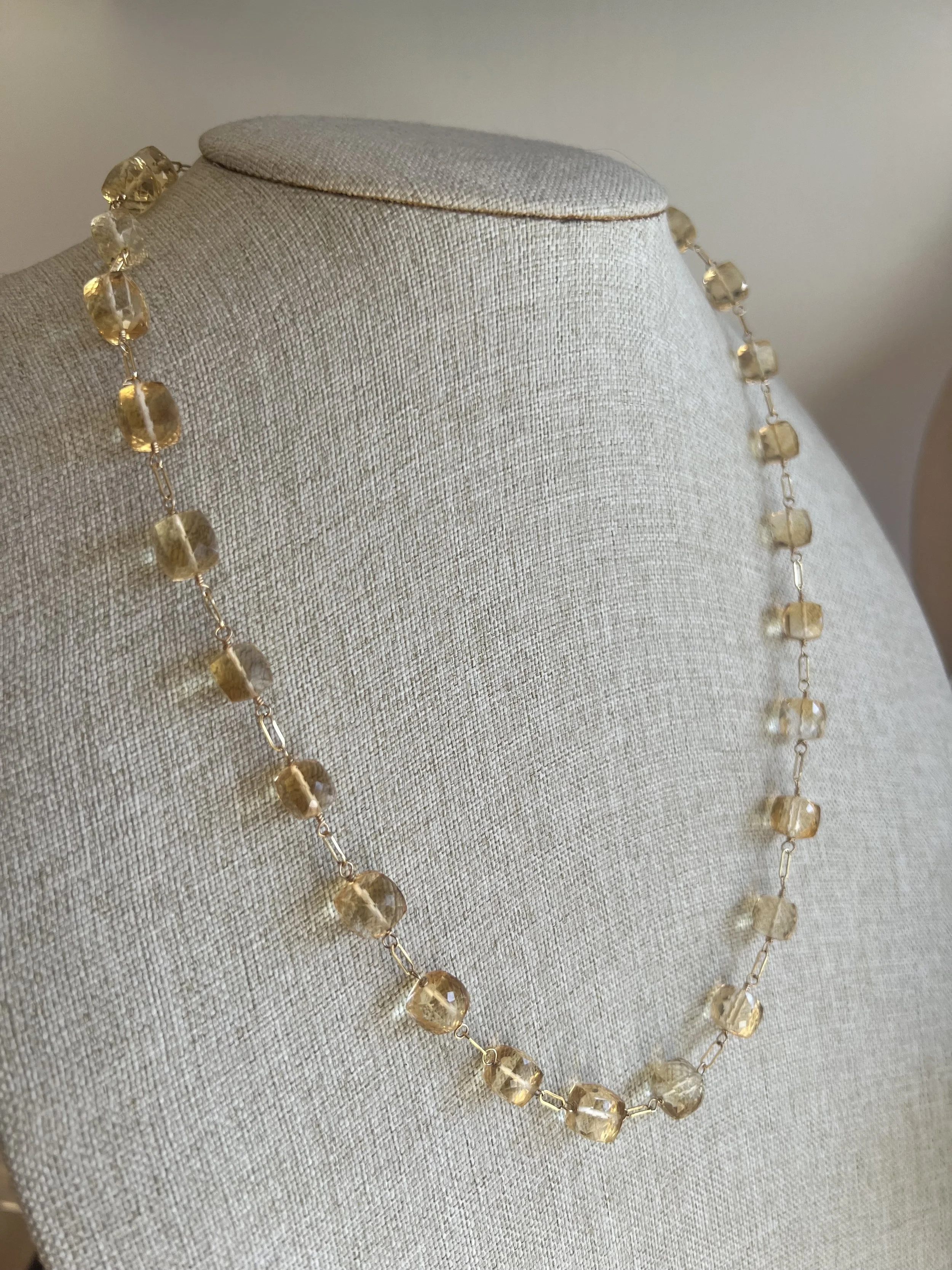 Collar de oro y Citrina cuadrada. El corte facetado tipo princesa hace resaltar el brillo y la transparencia de la piedra semipreciosa. El color amarillo suave se torna dorado brillante cuando la piedra se corta tipo princesa maximizando su brillo.