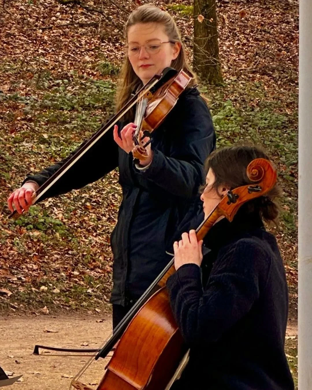 Throwback Thursday! 
Wandelkonzert im März 2025 🌿
#duoarima #openairmusic #violacello #throwbackthursdays #classicalmusician #wandelkonzert #musicinthepark