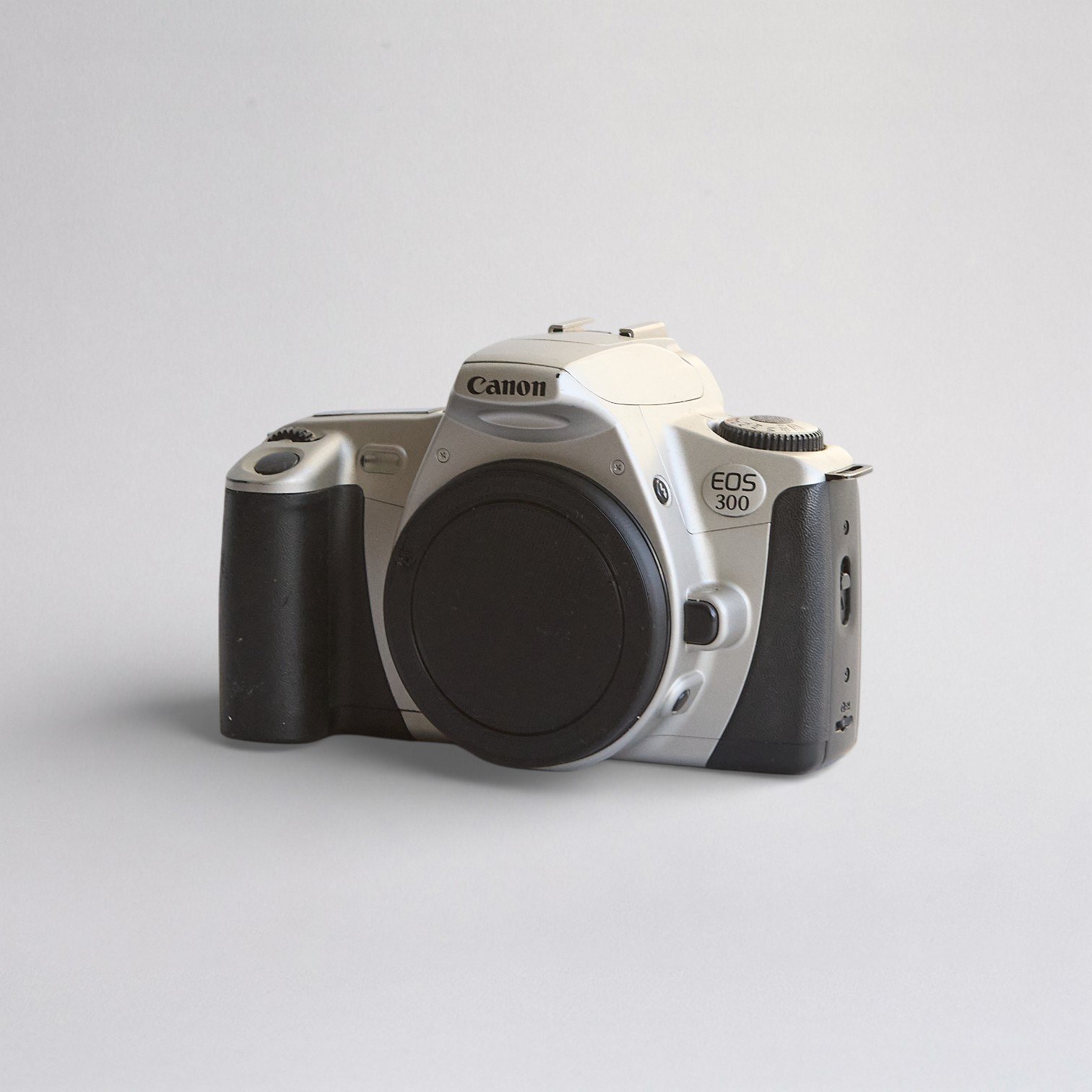 Canon-EOS-300-Curated-By-Carolina-Sosa-Abó