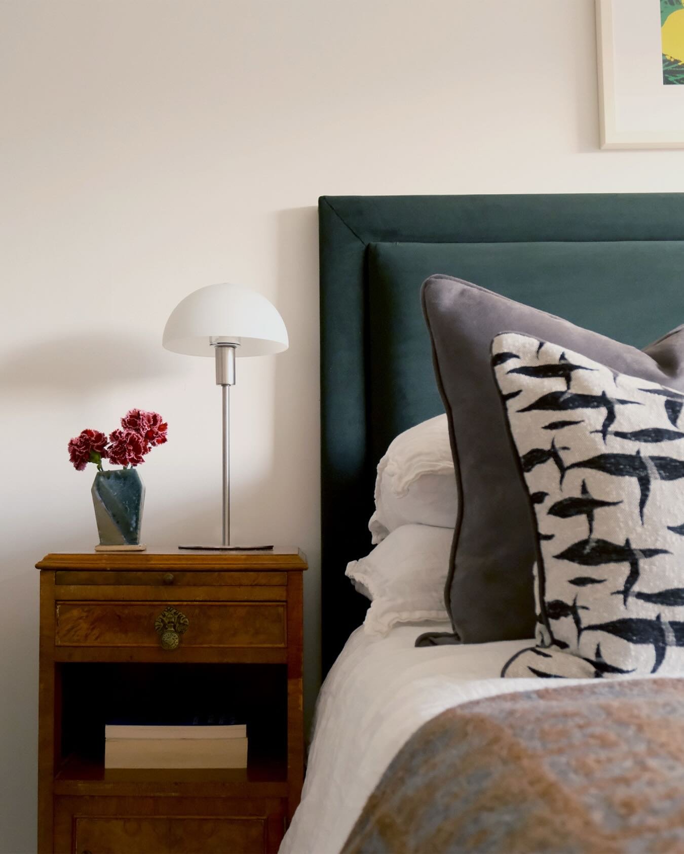 I have a lot of love for balancing old and new elements in the same space; a powerful and beautiful way to add to the story of a room.

Headboard fabric @warwickfabrics 
Bedding @secretlinenstore 
Wall paint @coatpaints 

#interiordesign #interiors #