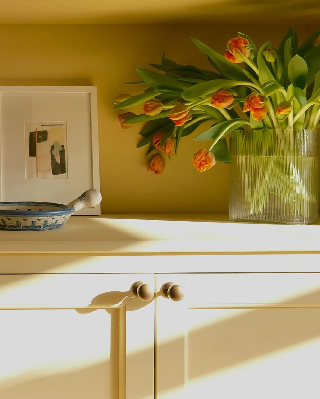 Bathed in natural light, this media unit in Arctic Roll by COAT Paints feels soft, warm and quietly elegant, finished with seasonal tulips.

Paint @coatpaints
Door handles @hendelandhendel
Artwork @artsnug
Flowers @vianenflowers

#interiors #interior