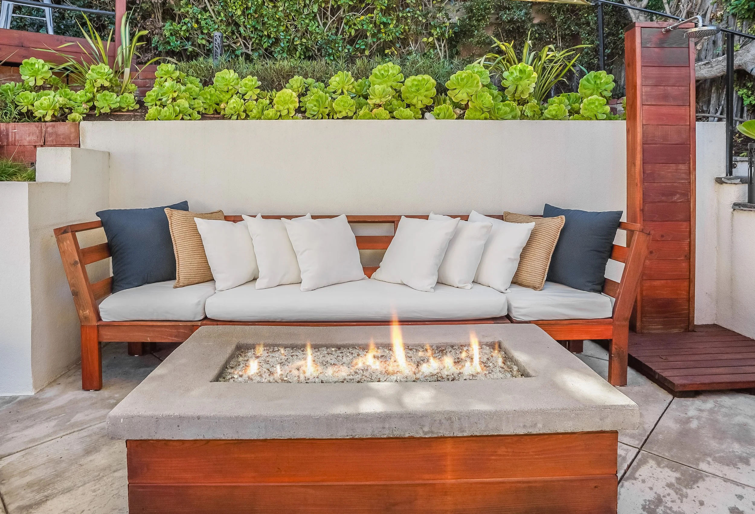 Outdoor gas fireplace