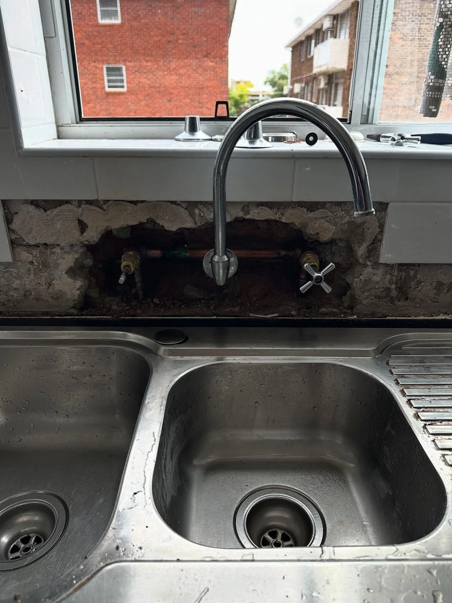 Called to investigate a leak into the unit below. Pressure testing pinpointed the kitchen breech from the above unit was the cause. Seamlessly replaced and retiled