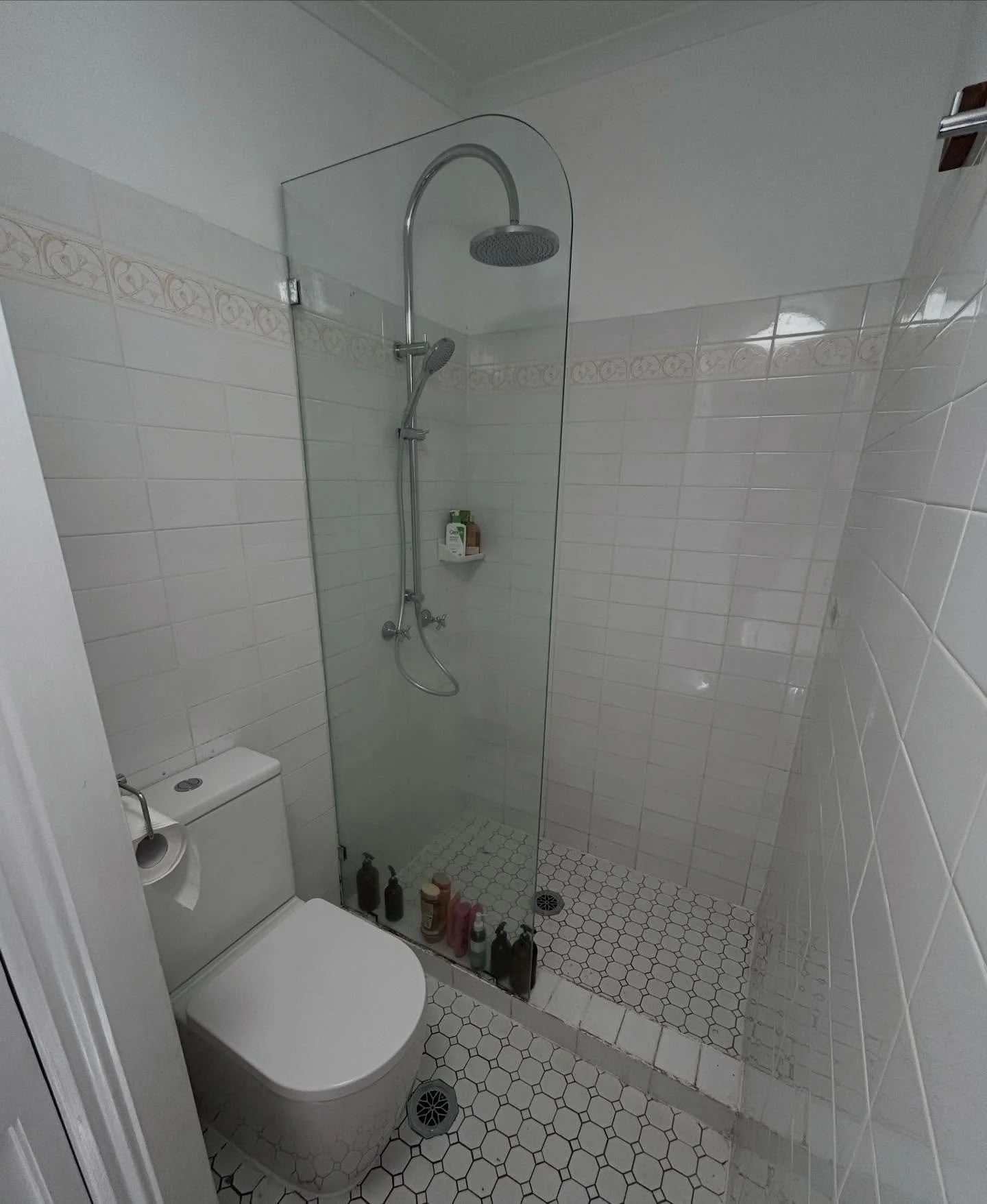 Want to give your bathroom a fresh look without spending too much💰on renovating? 

Check out this new toilet and shower rail upgrade. A cost effective way of making your bathroom feel more modern ✅🔧