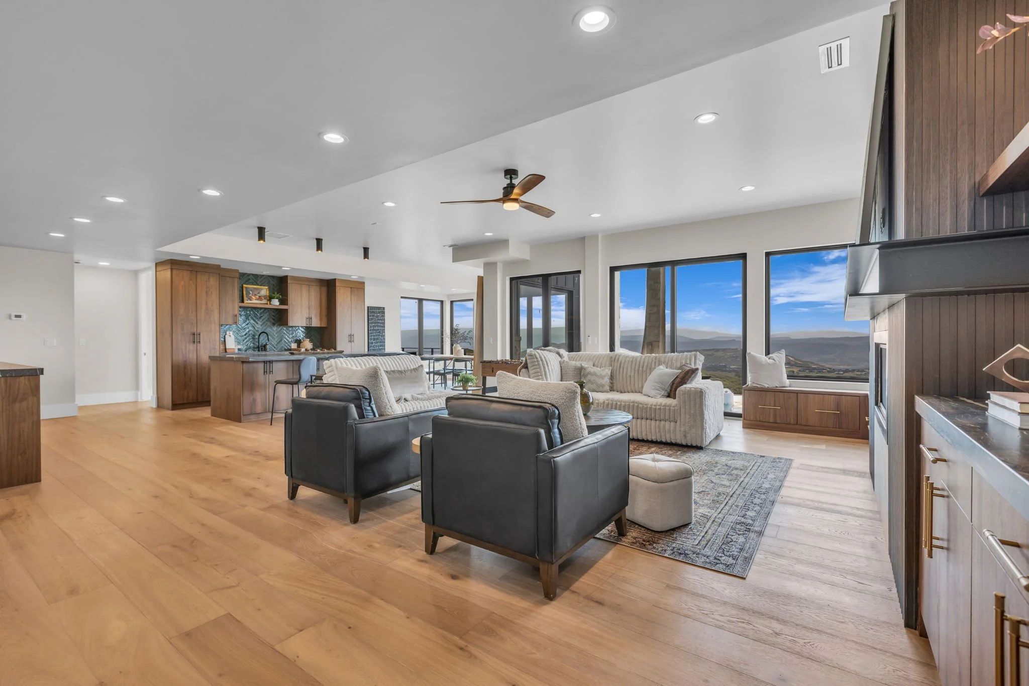 14-web-or-mls-2127-e-peak-vw-dr.jpg