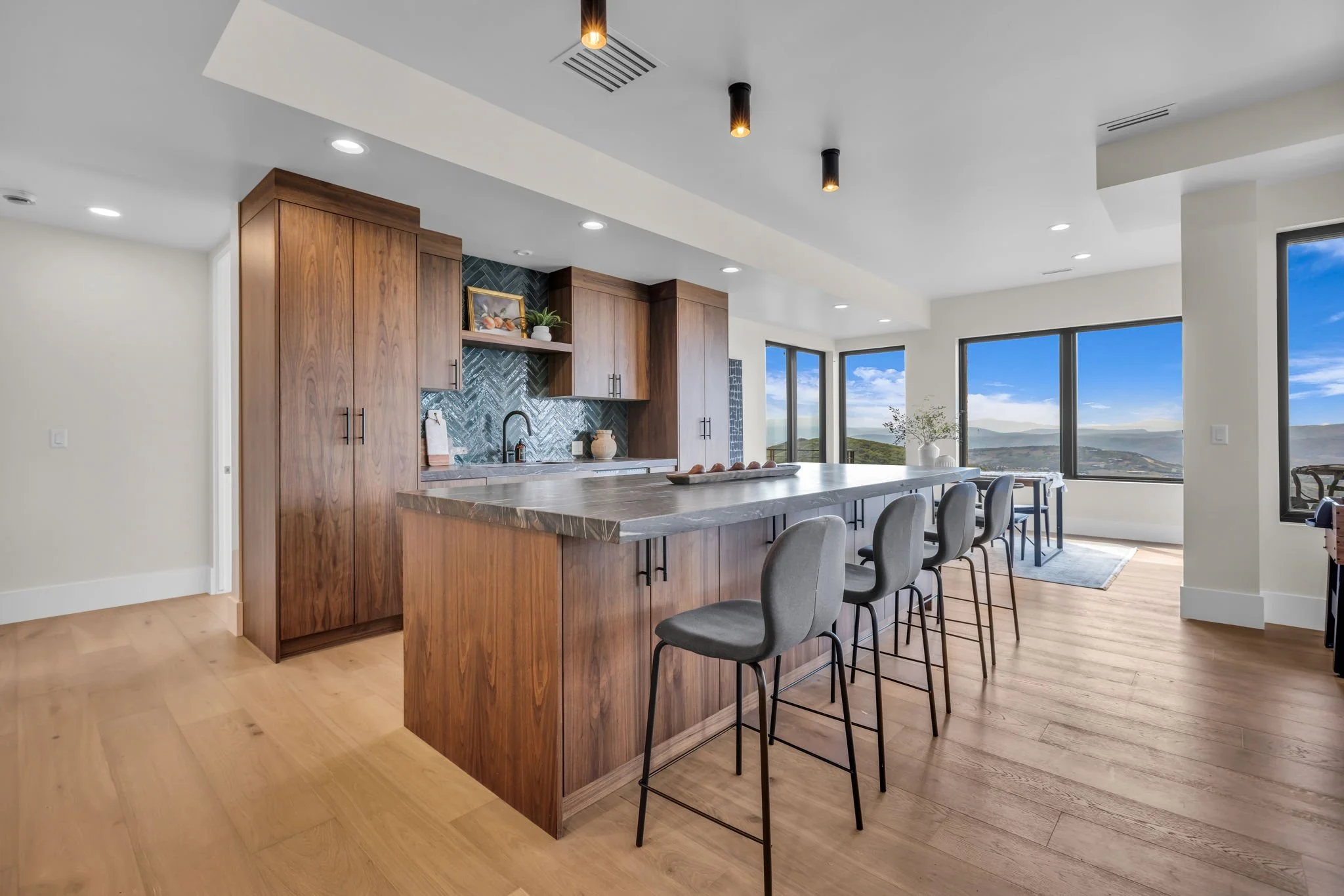 16-web-or-mls-2127-e-peak-vw-dr.jpg