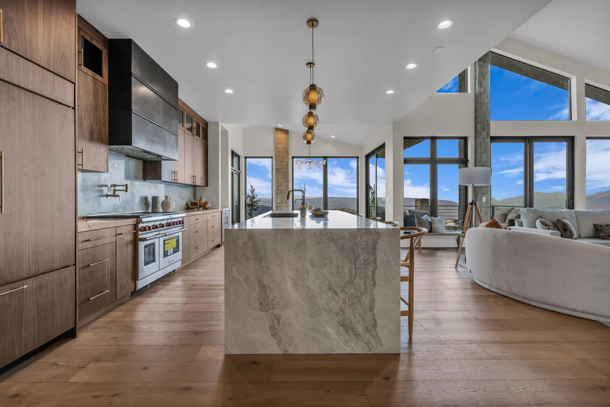 19-web-or-mls-2127-e-peak-vw-dr.jpg