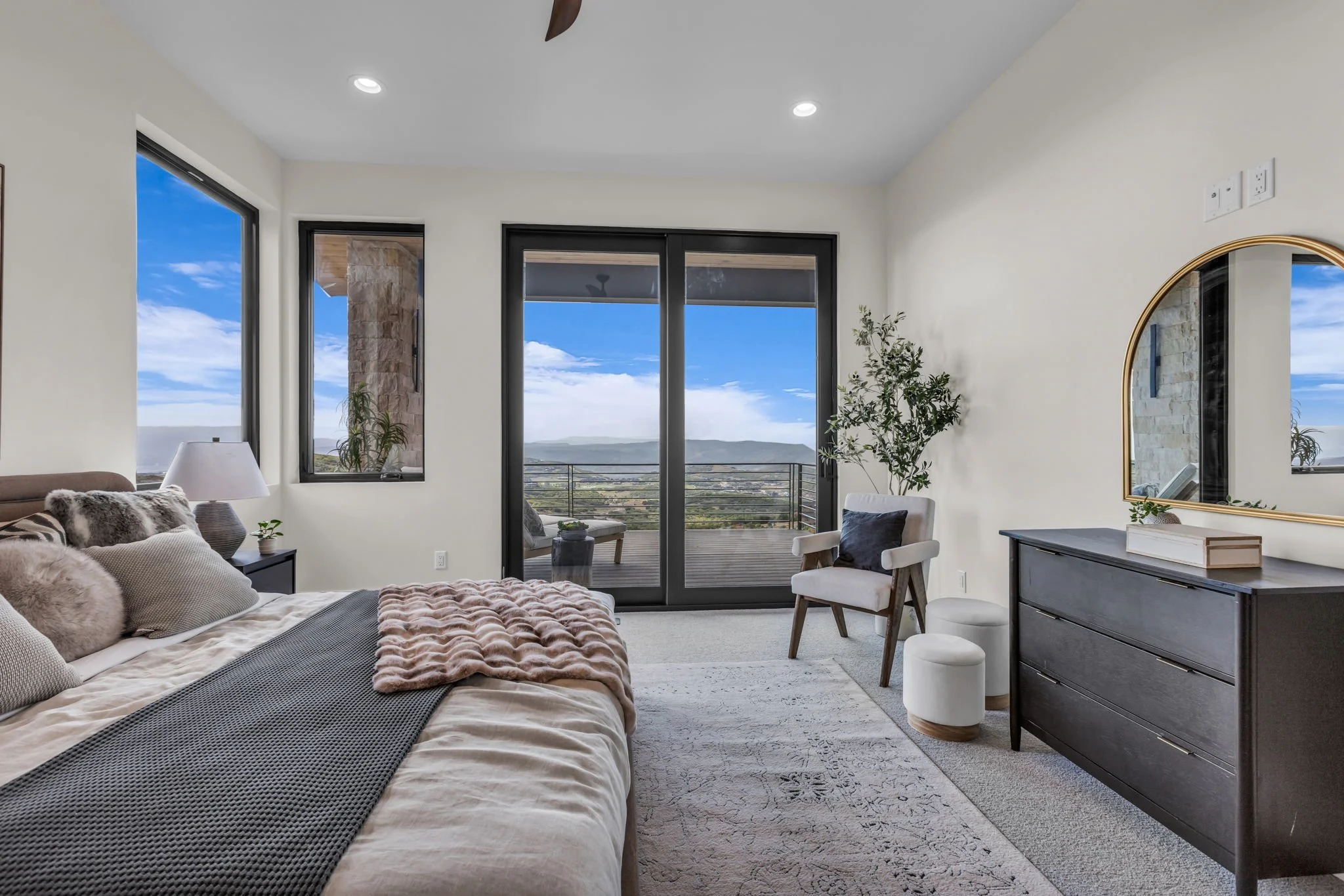 23-web-or-mls-2127-e-peak-vw-dr.jpg