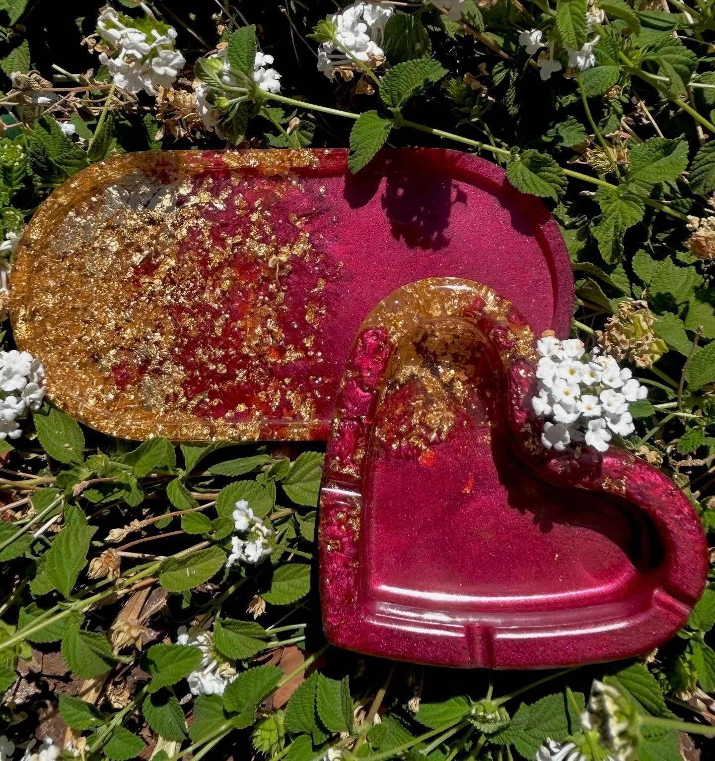 Matching vibes 💨✨ ashtray + mini tray duo made to elevate your sesh in style &mdash; luxury hits only, babyyy🥰 Custom sets available to order ❤️
-
-
-
#naestrays #naes_trays #resinart #resinaccessories #stonerfriendly #customorderswelcome #rollingt