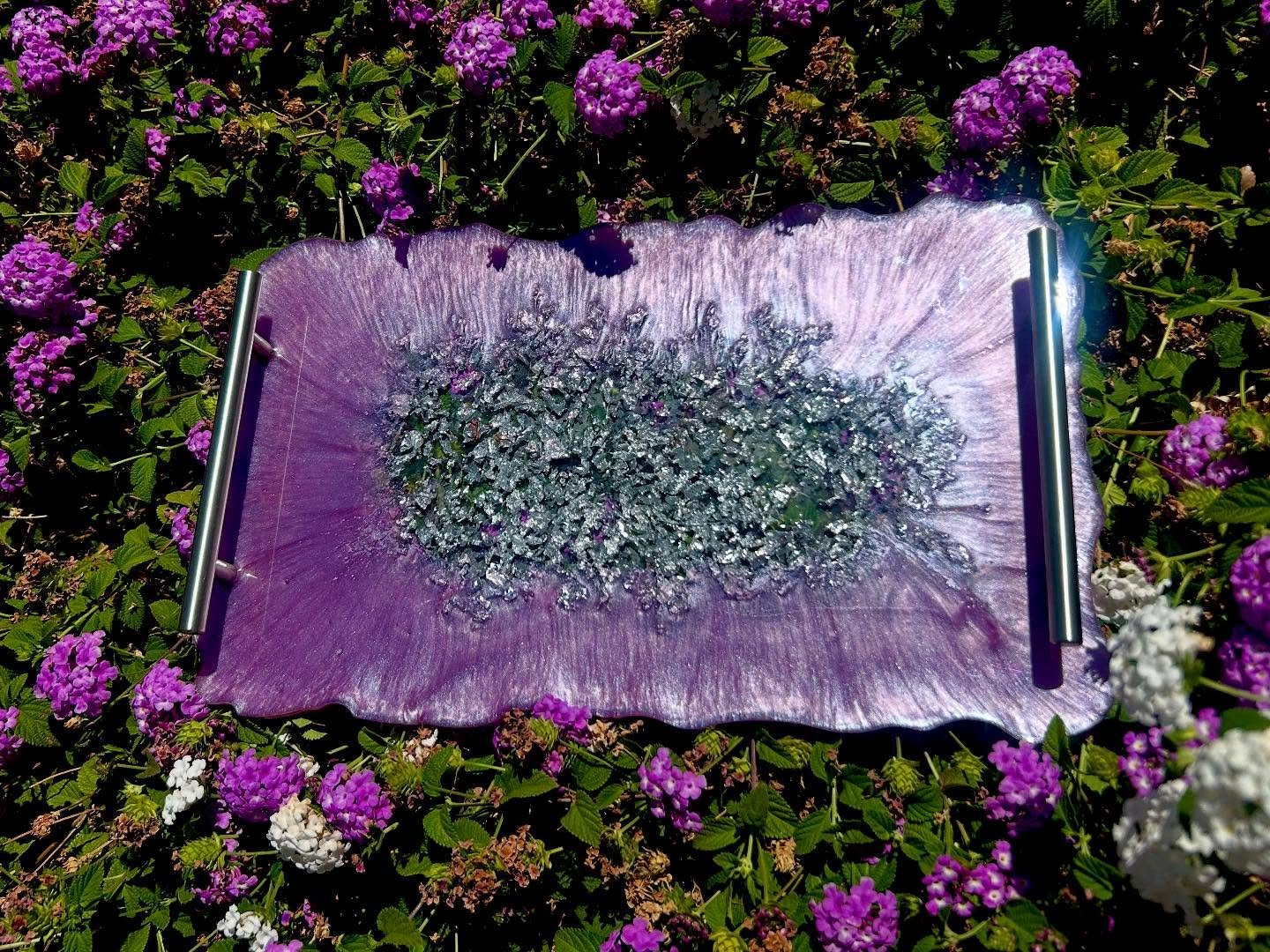 Multi-use and pretty?? Say less🍷These handled trays can do it all - dinner serving, charcuterie boards, glam bathroom setups, vanity trays... whatever your vibe is, this tray is ready to carry it🙂&zwj;↕️Custom ordering always available 🫶🏽 
-
-
-
