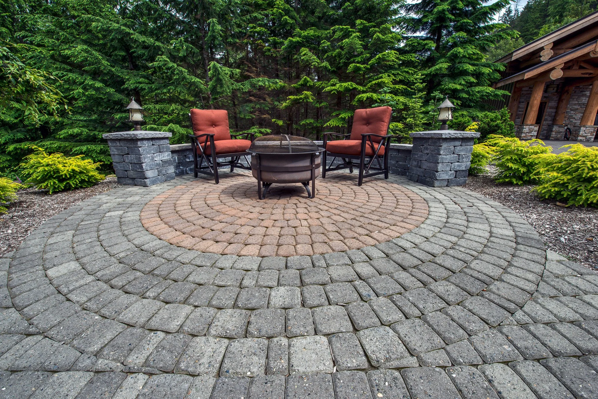 mm-dual-color-circular-patio-with-seating-wall.jpg