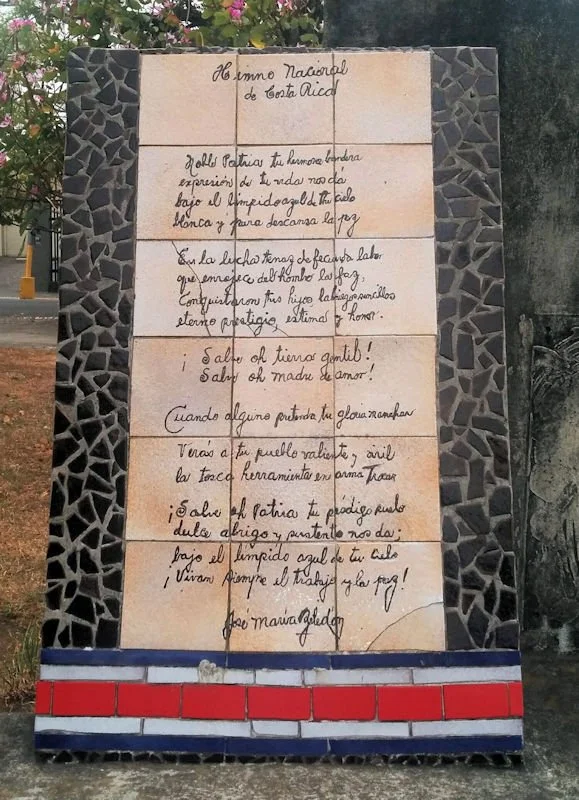 Bajo el límpido azul de tu cielo, blanca y pura descansa la paz