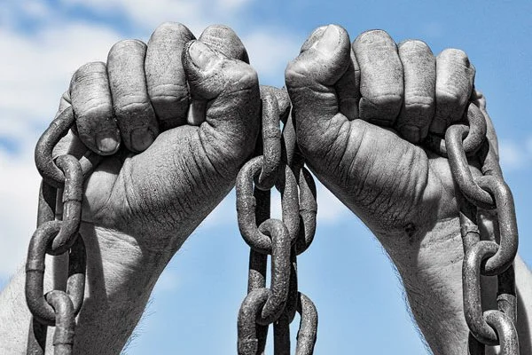 El progresismo identitario y el conservadurismo iliberal nos dividen, enfrentan y debilitan