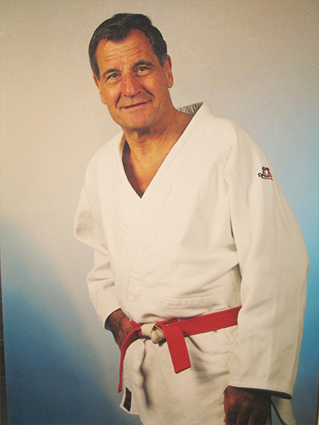 Jochen Kohnert, Begründer der Judoschule Kohnert, im weißen Judo-Gi mit rotem Gürtel